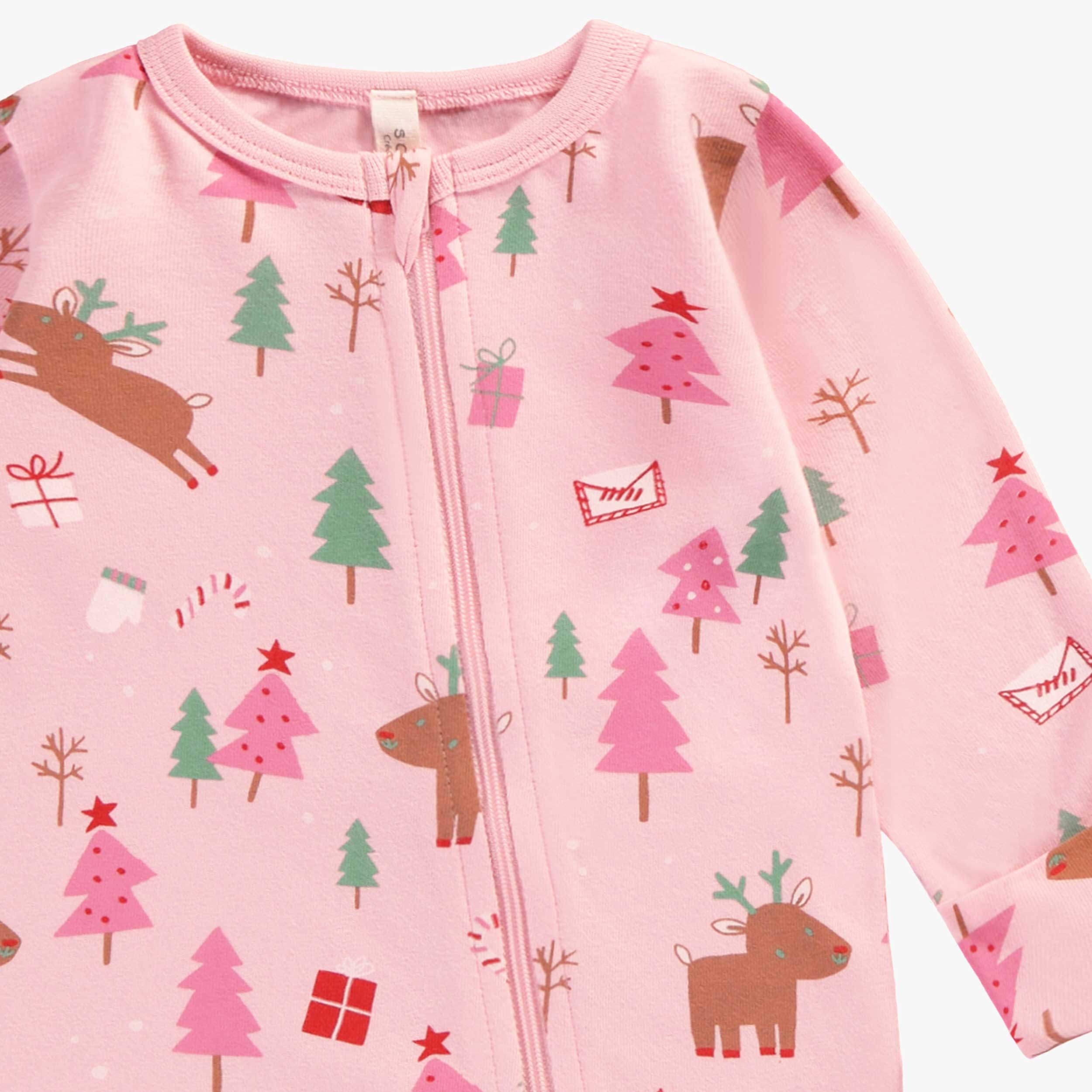 Zoom détails du pyjama une pièce rose à motifs des Fêtes, naissance