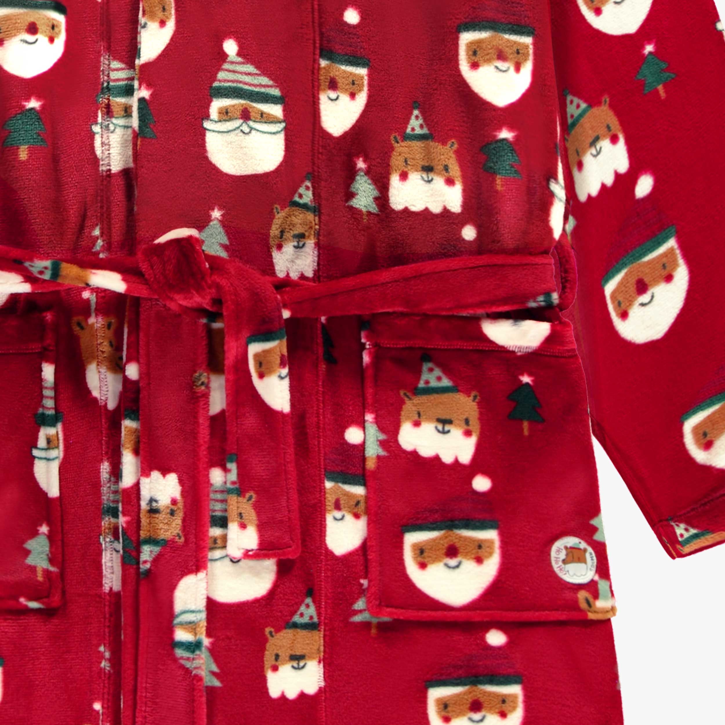 Zoom motifs de la robe de chambre rouge en peluche avec motifs des Fêtes, adulte