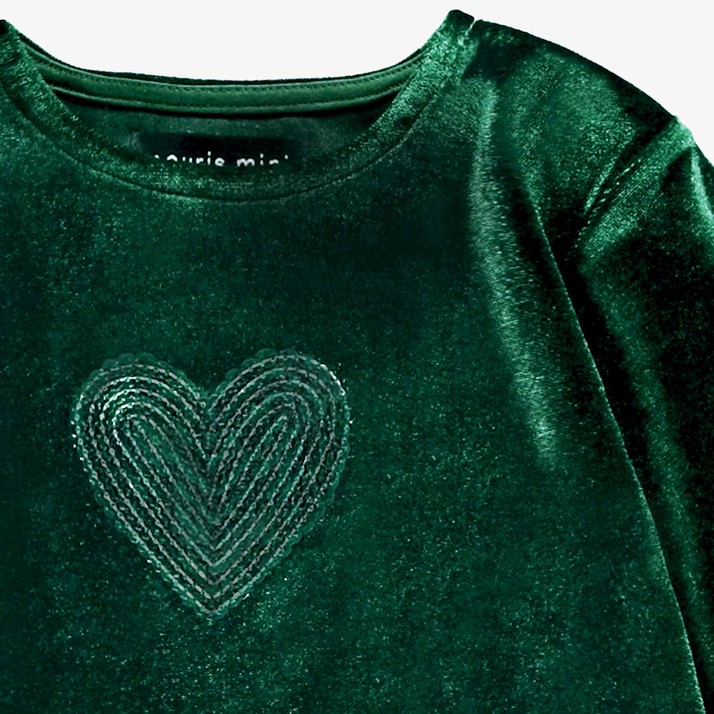 Zoom détails de la robe verte en velours et paillettes, enfant