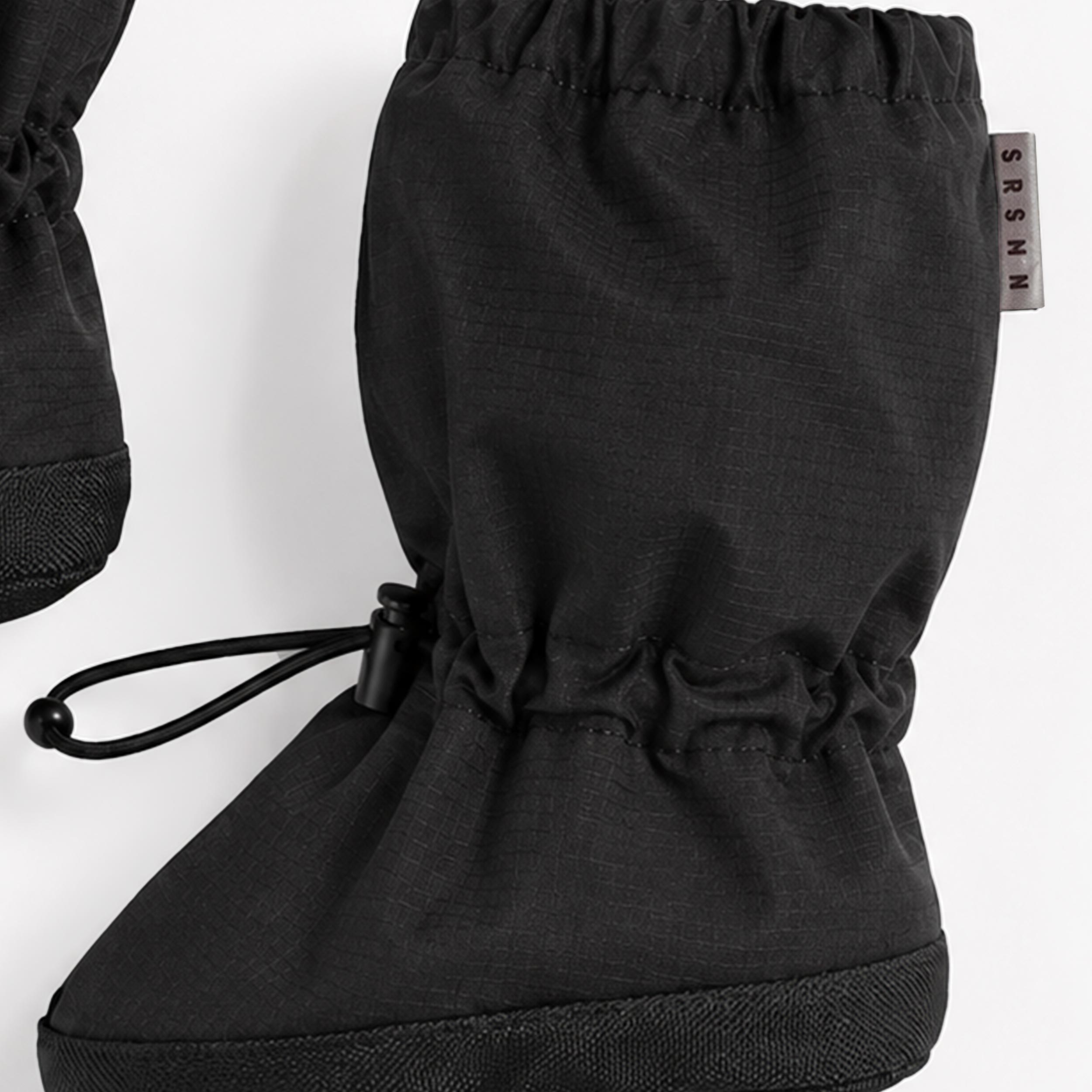 Zoom détails des bottillons de nylon noirs, bébé