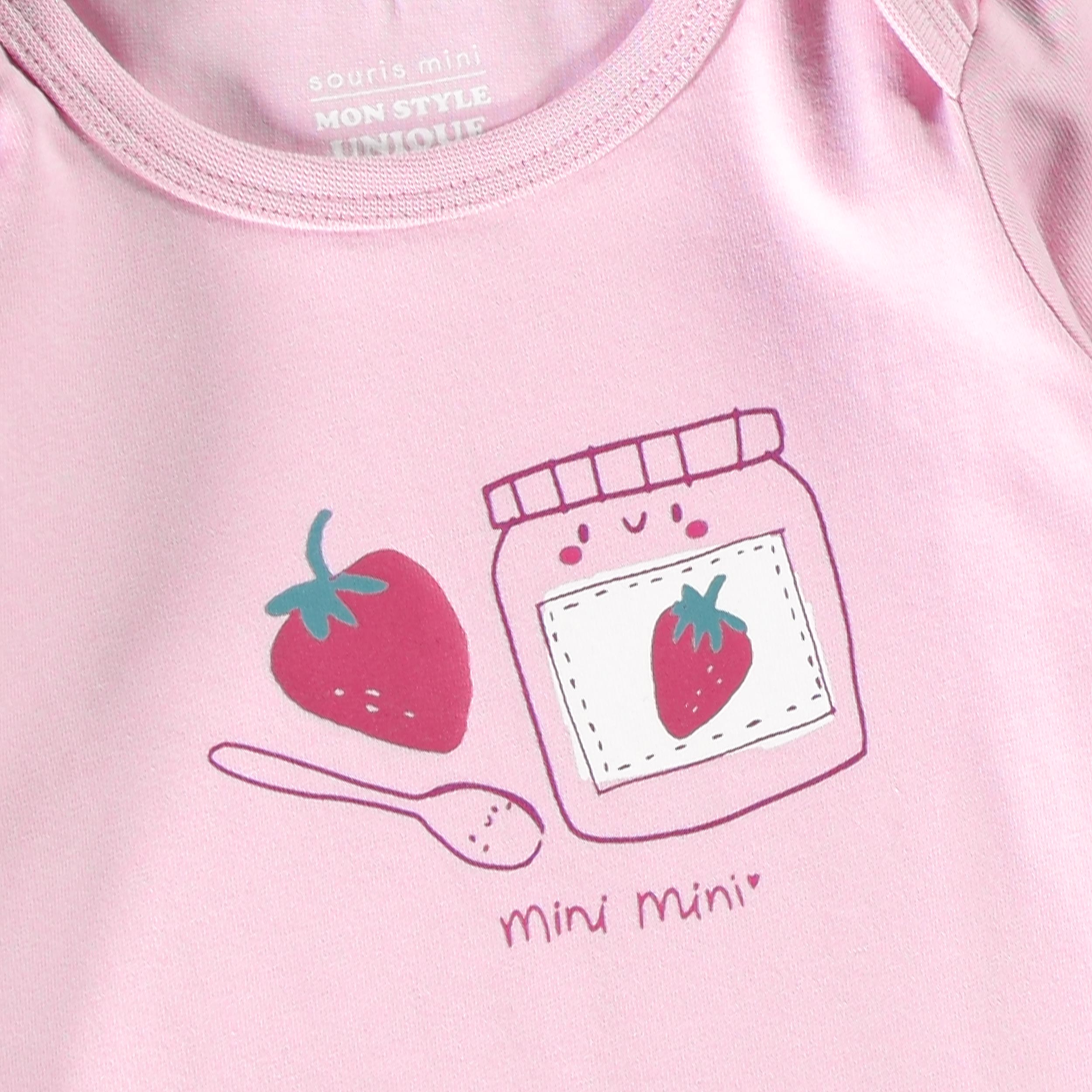 Zoom du cache-couche rose à illustration, bébé
