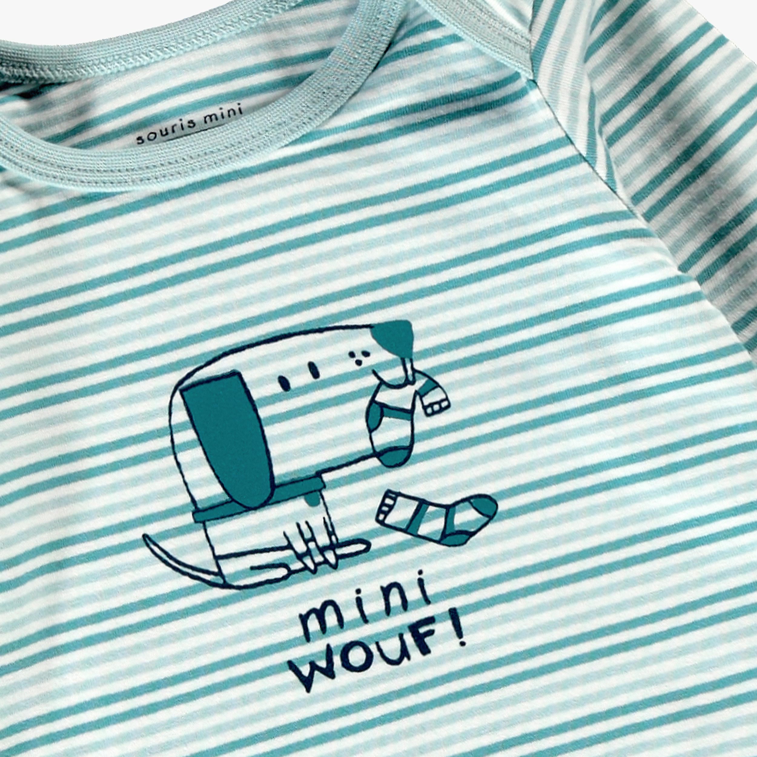 Zoom du cache-couche rayé bleu et crème pour bébé en jersey de coton avec illustration de chien, manches longues et boutons-pression.