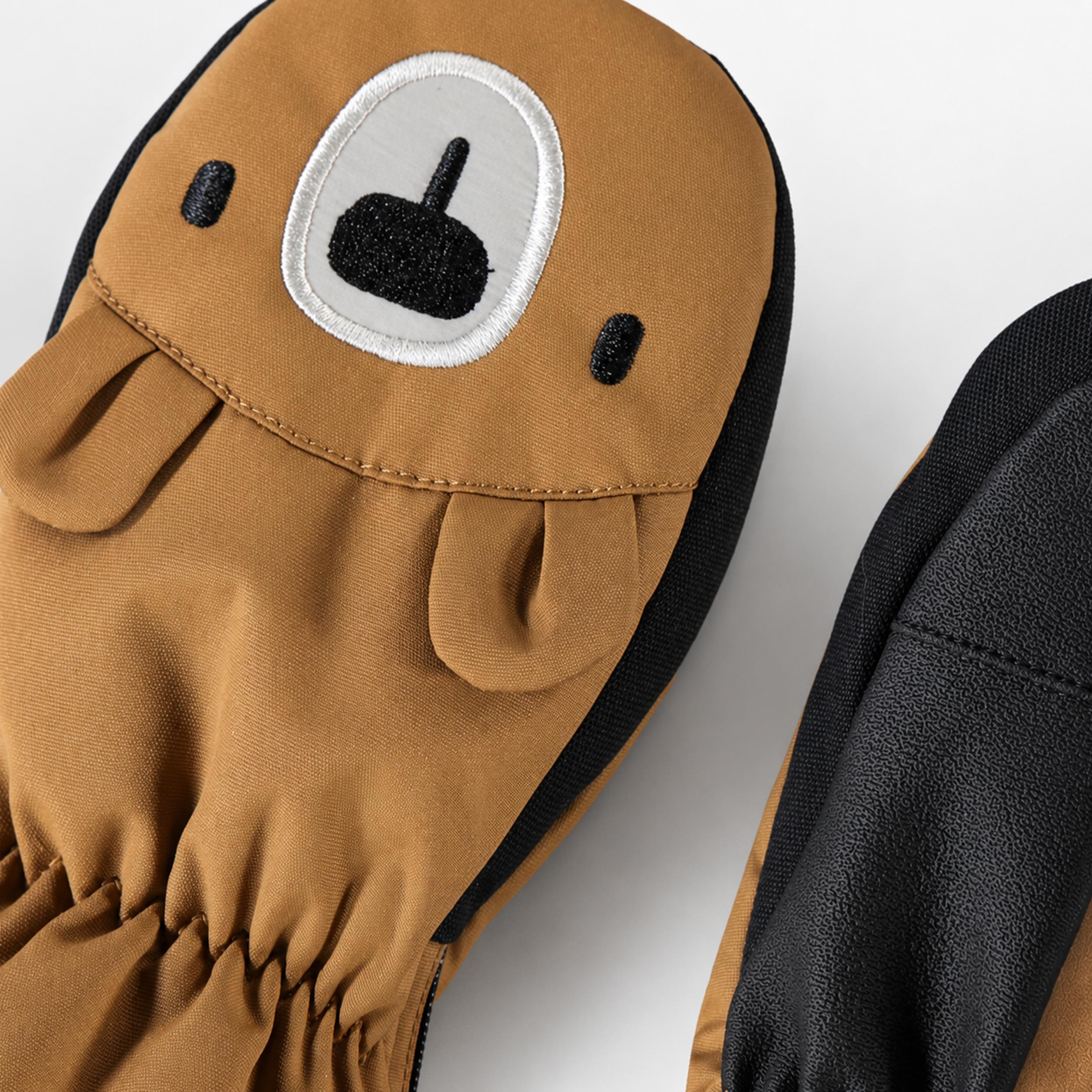 Zoom détails des mitaines de nylon brunes avec broderie, enfant