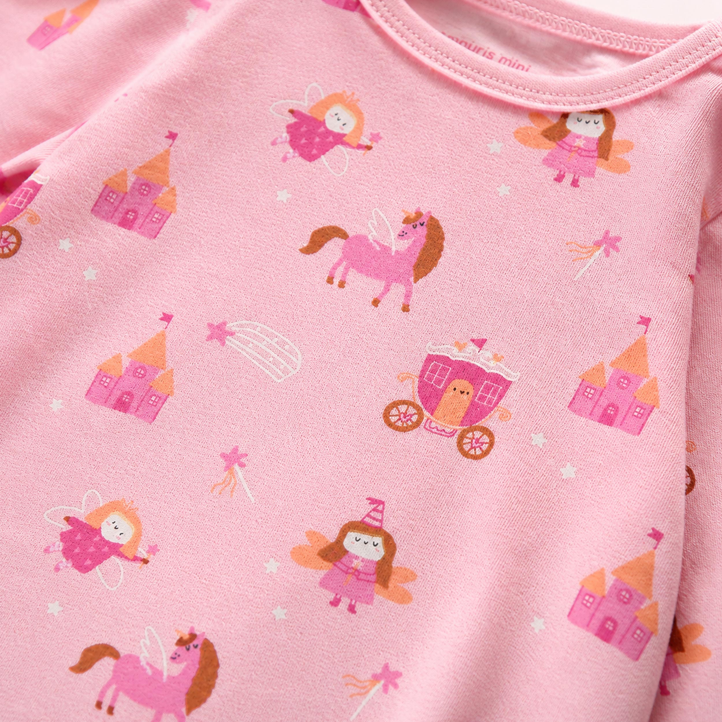 Zoom détails du pyjama deux pièces rose à imprimé de fées, bébé