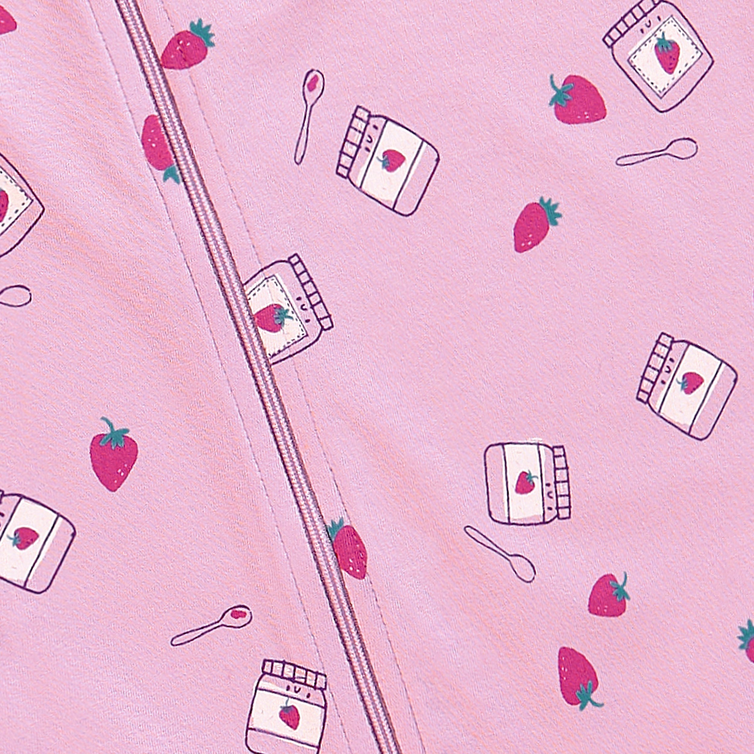 Zoom du pyjama une pièce mauve à petits motifs, bébé