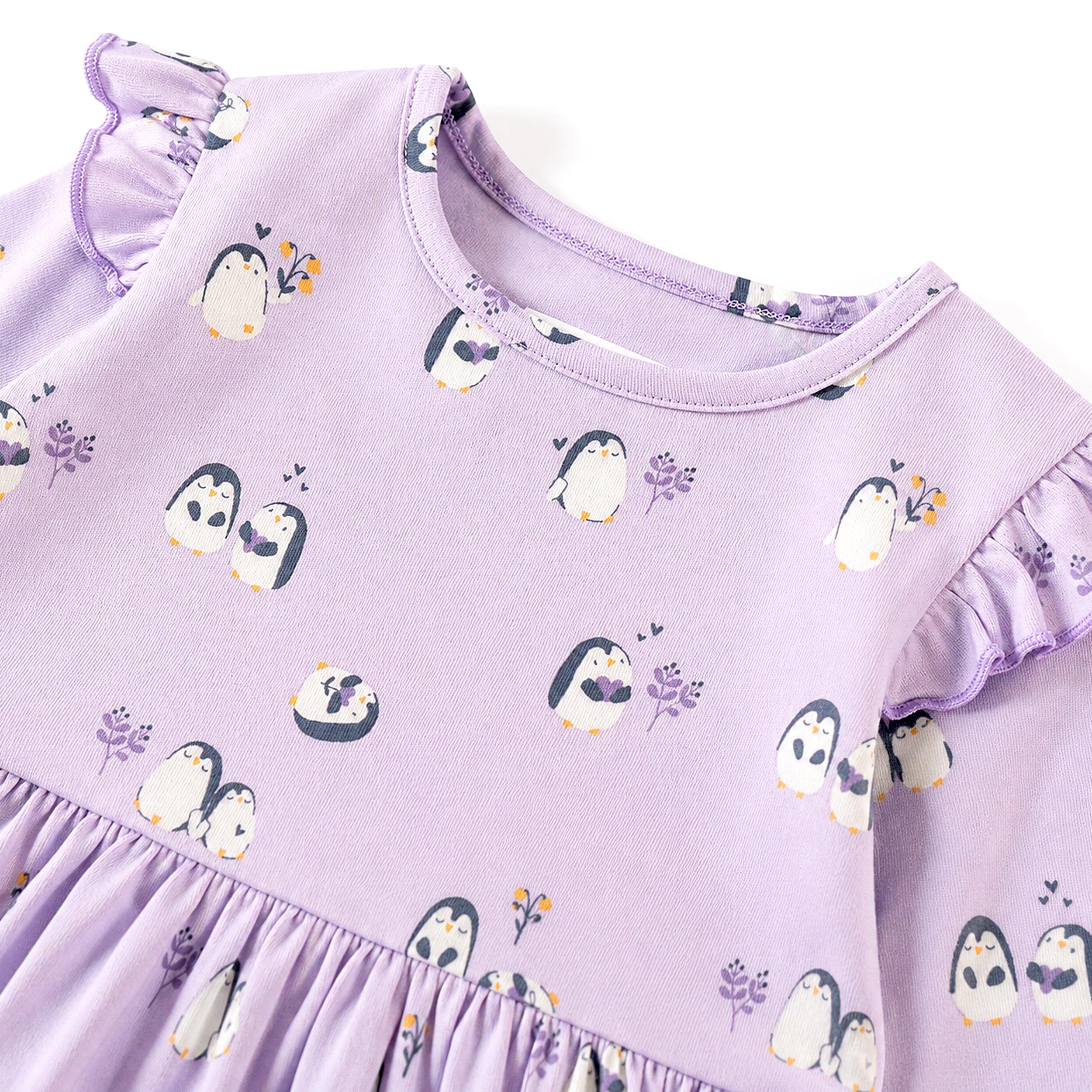 Zoom détails de la robe mauve à imprimé de pingouins, bébé