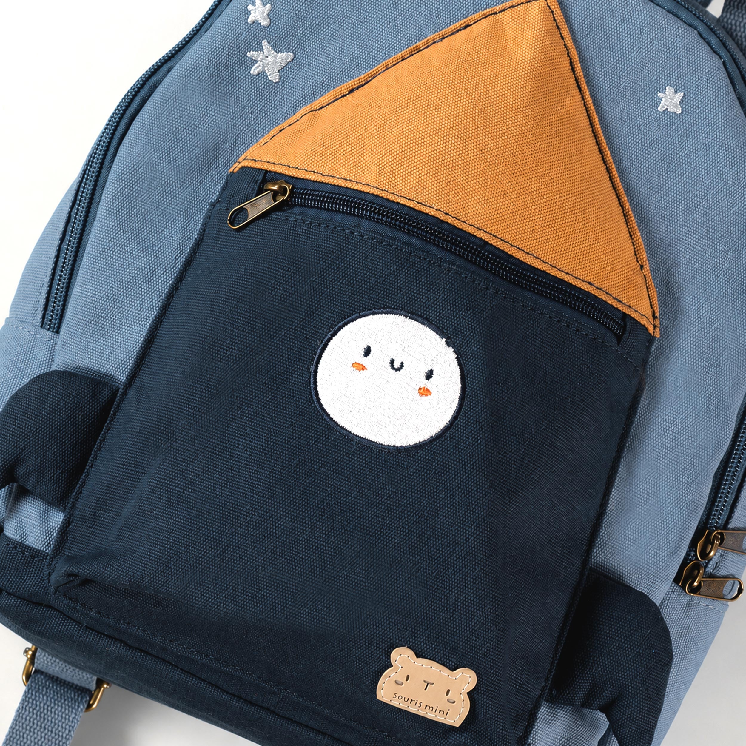 Zoom détails du sac à dos bleu en toile à motif spatial, bébé