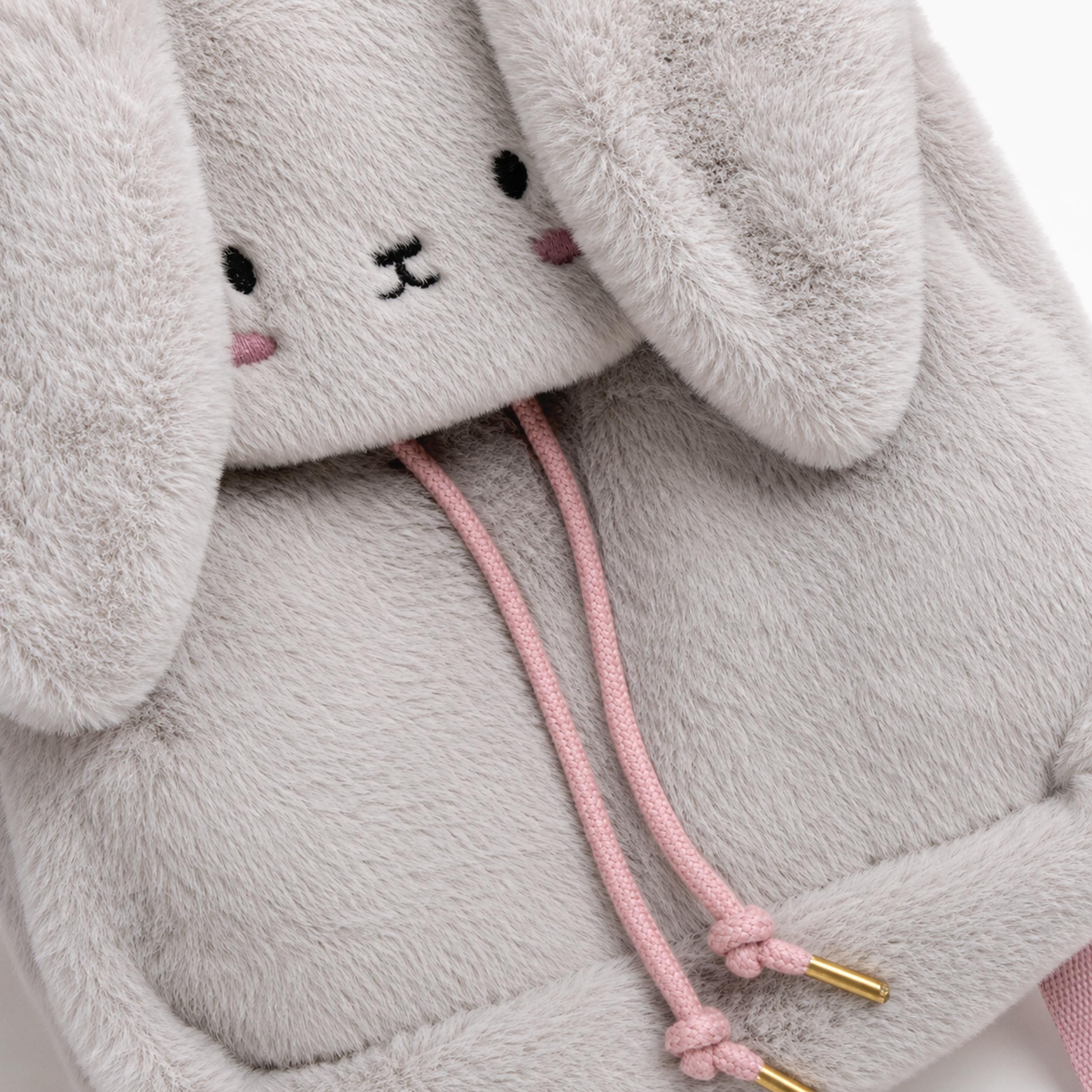 Zoom du sac à dos gris en fausse fourrure, enfant