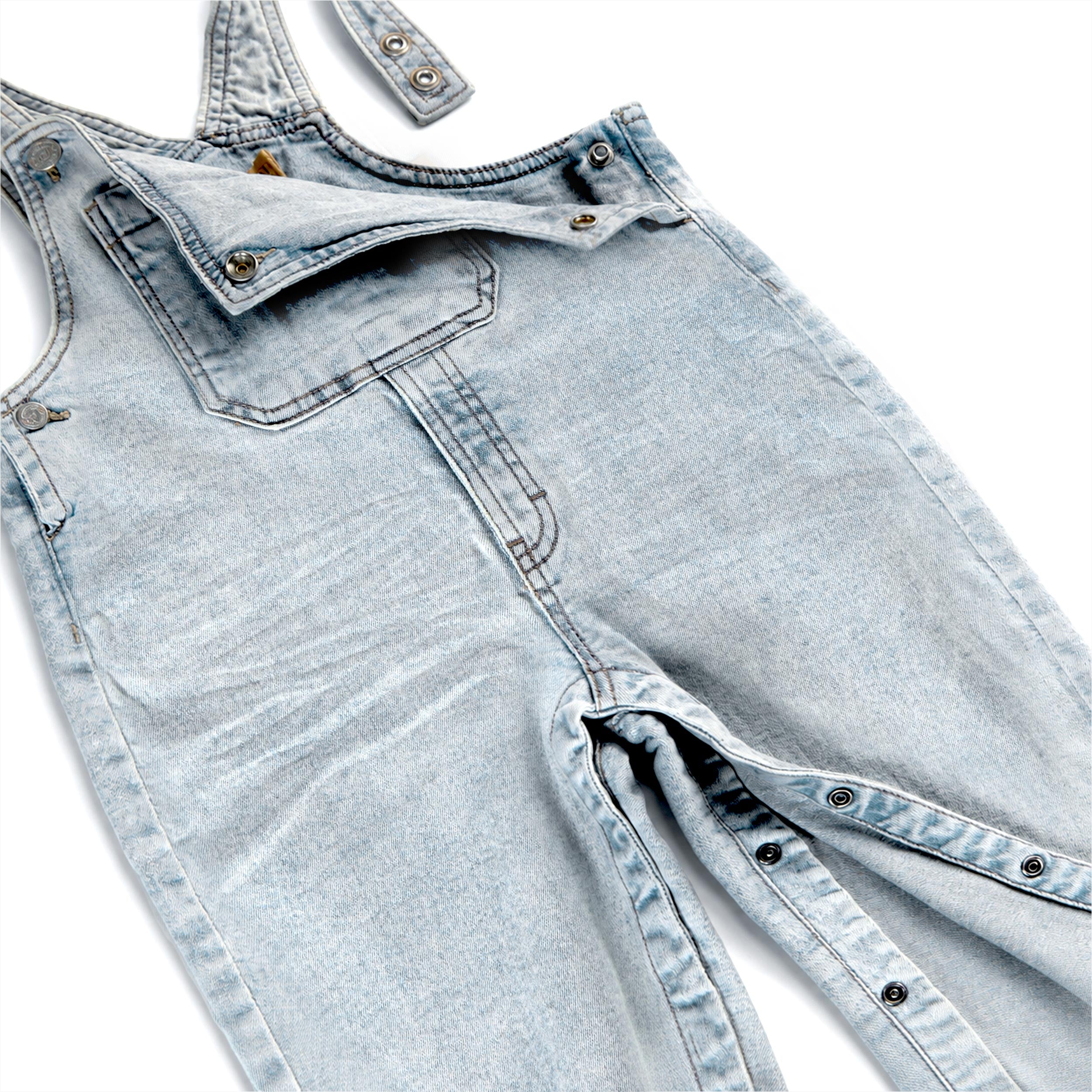 Zoom de la salopette en denim bleu pâle, bébé