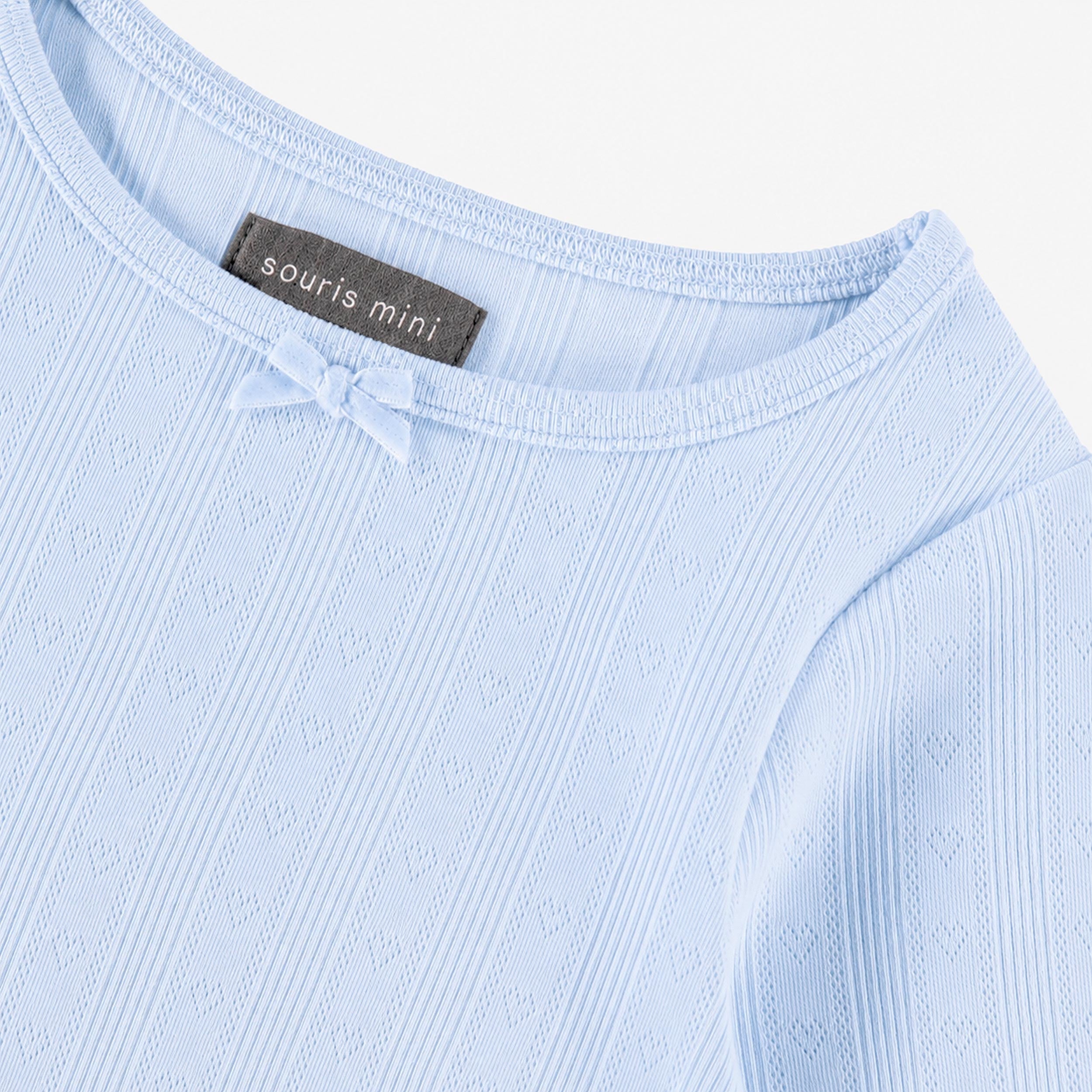 Zoom détails du T-shirt bleu pâle en pointelle, enfant