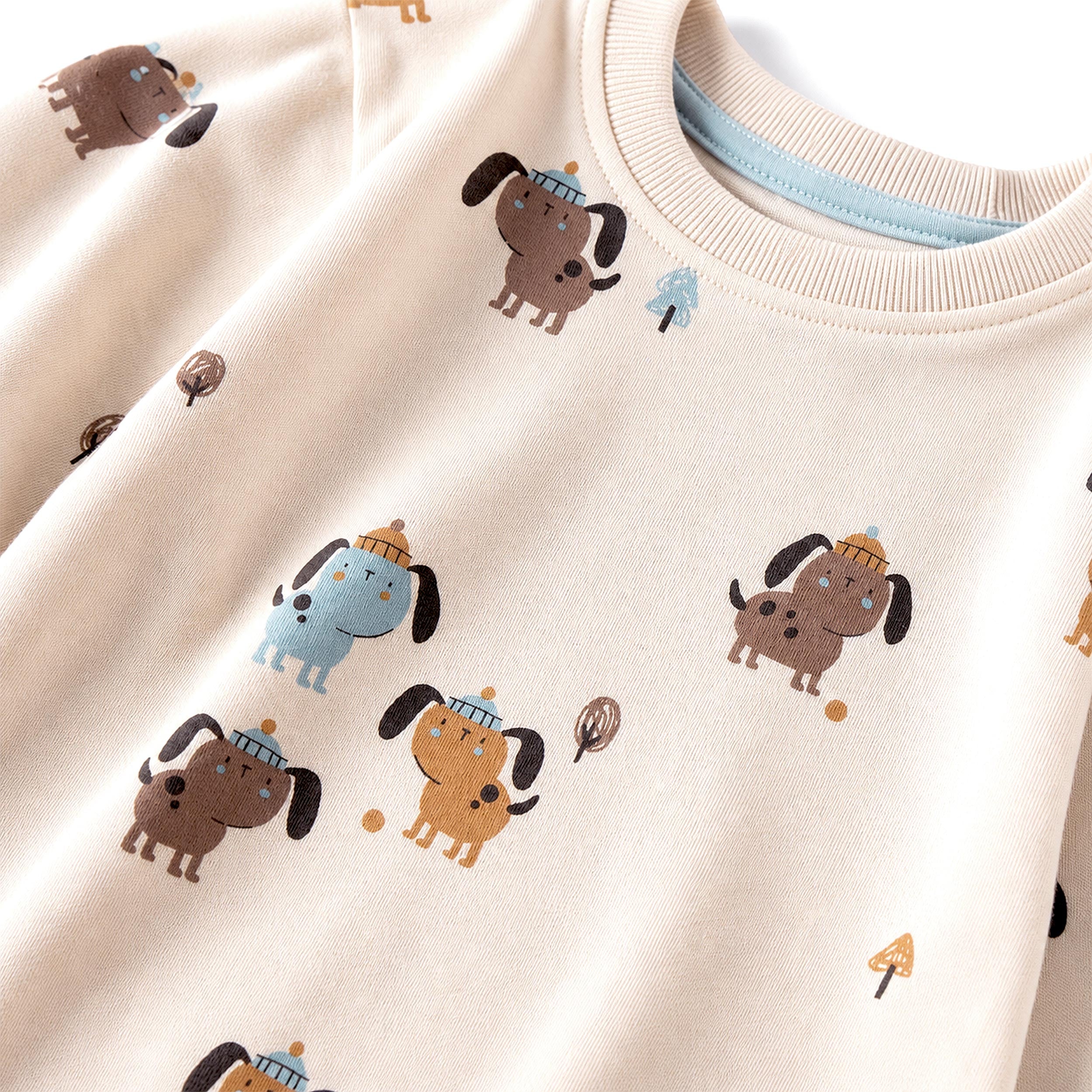 Zoom du T-shirt crème à imprimé de chiens, bébé
