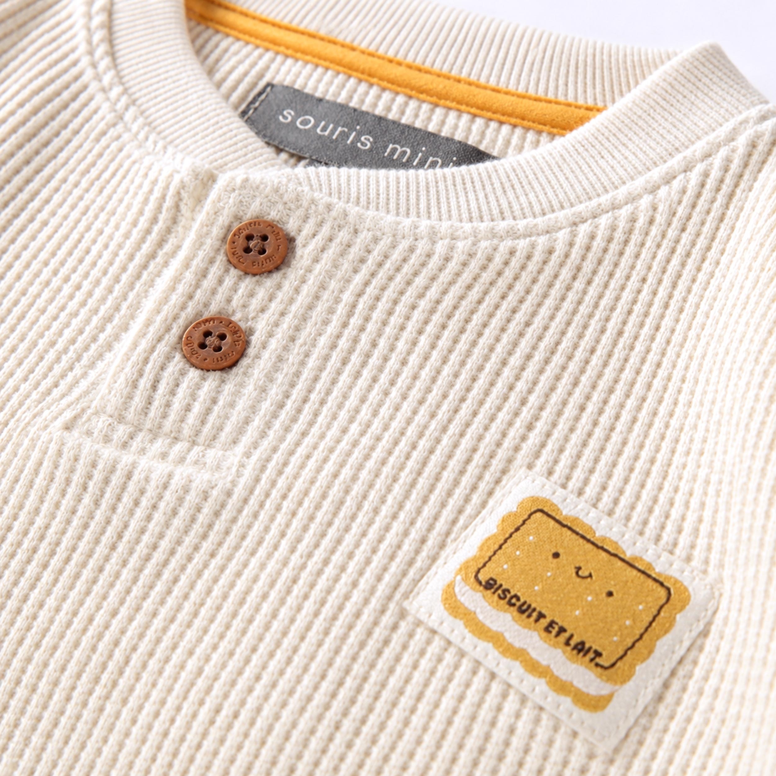 Zoom détails du T-shirt crème en mini gaufré, bébé