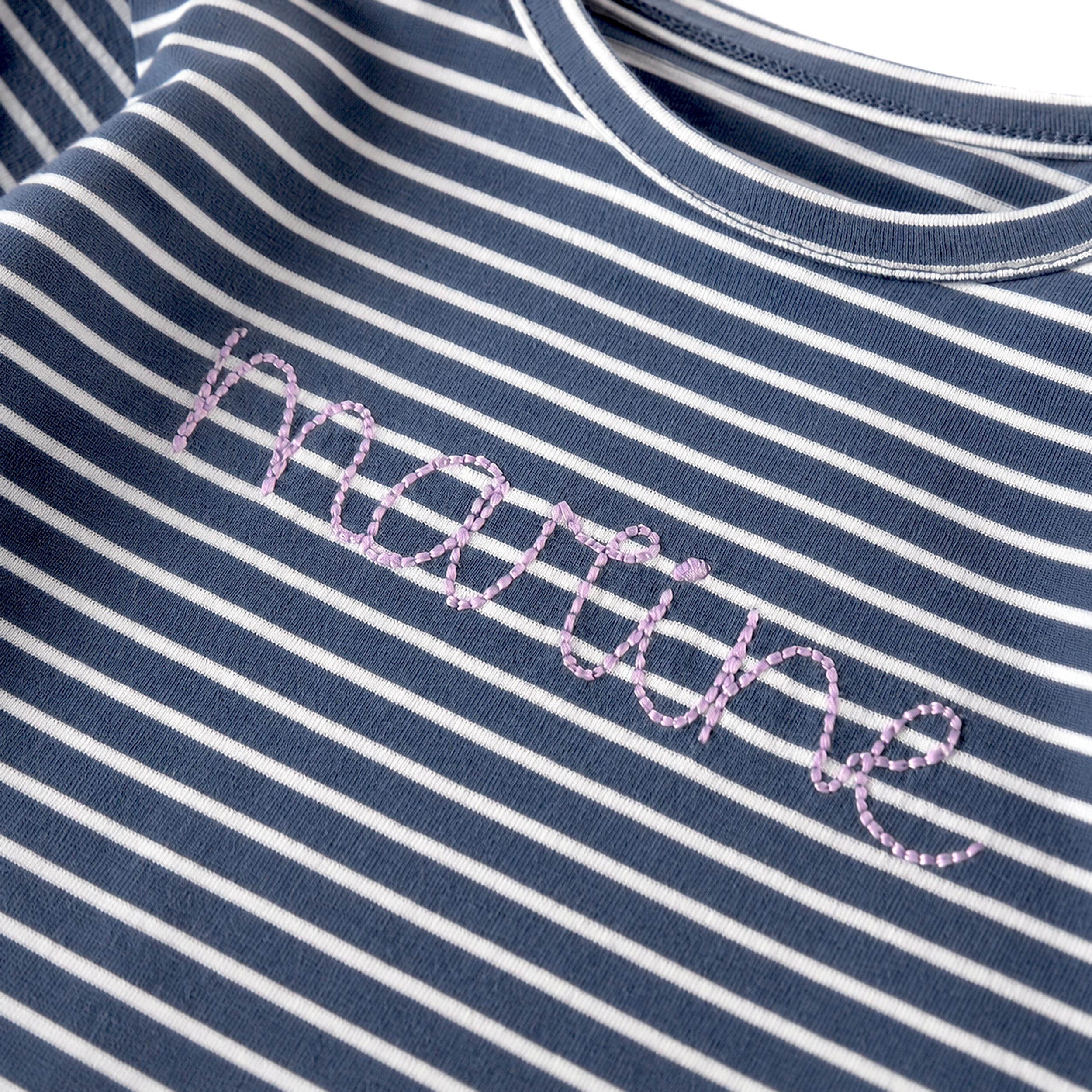Zoom du T-shirt rayé bleu foncé et crème, bébé