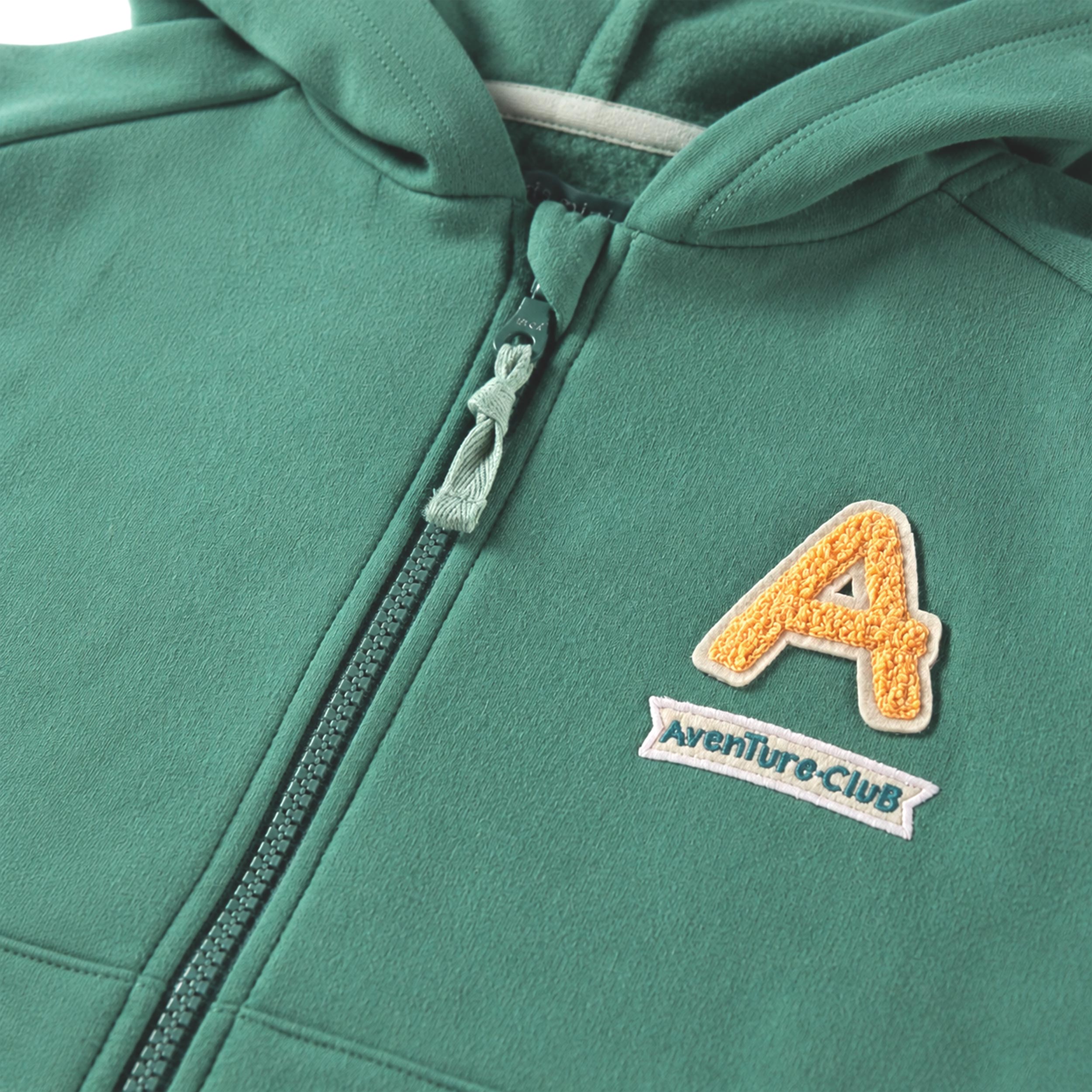 Zoom détails de la veste verte en coton ouaté, enfant