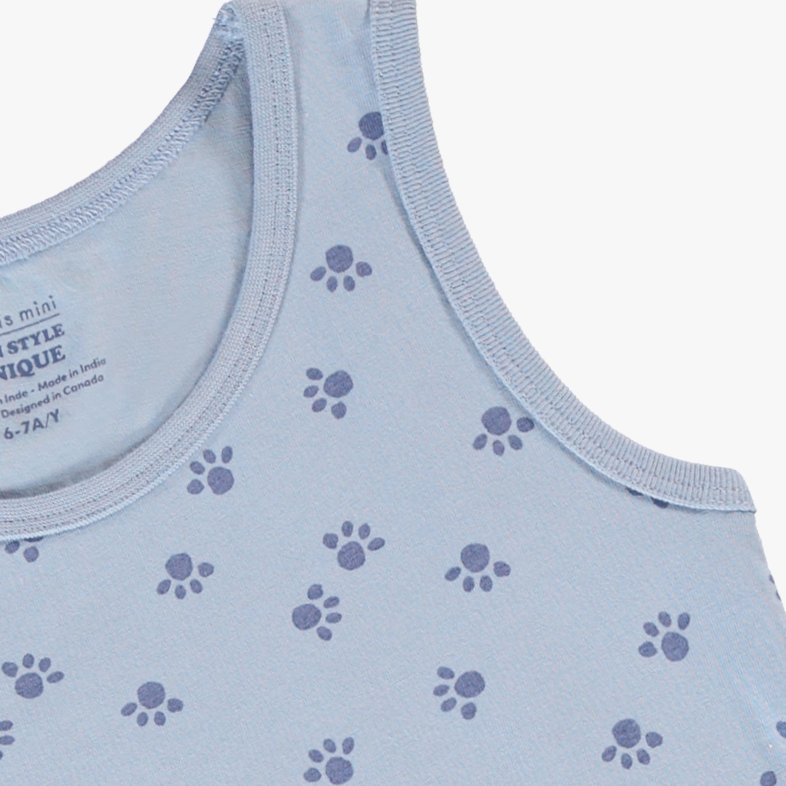 Gros plan de la camisole bleue pour enfant en jersey de coton extensible avec imprimé de pattes.