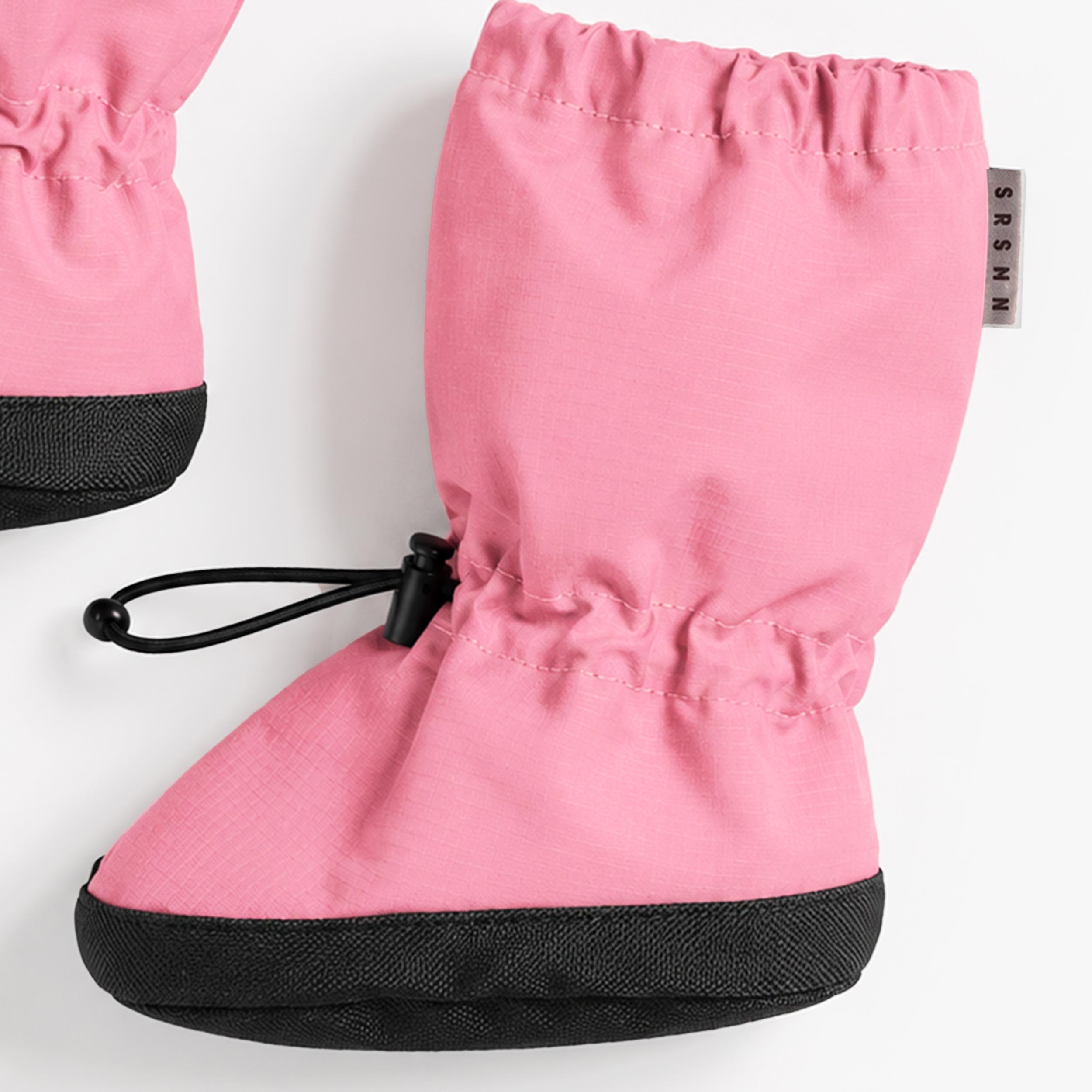 Zoom détails des bottillons de nylon roses, bébé