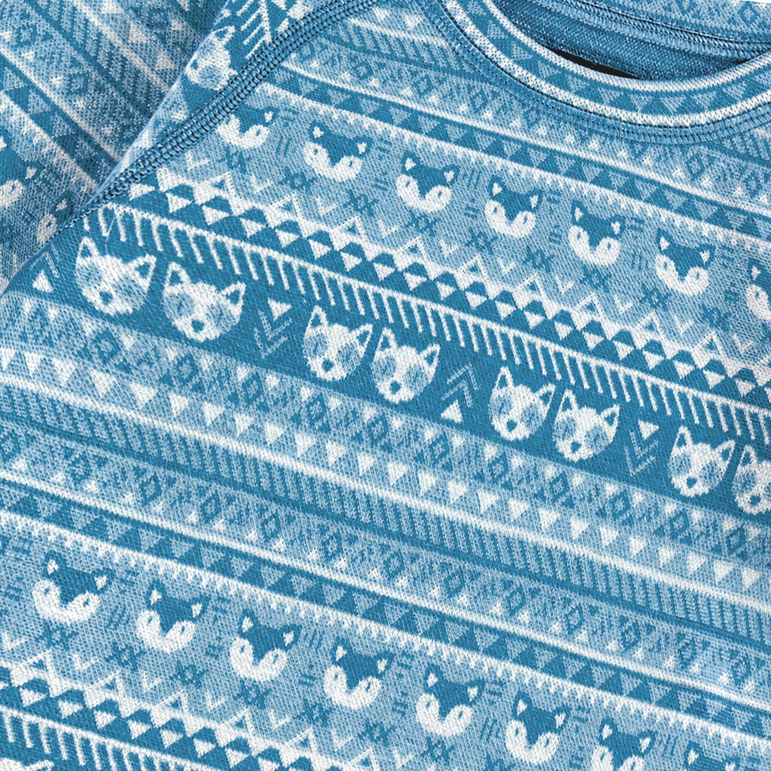 Détail du tricot en laine mérinos et des motifs du chandail bleu pour bébé