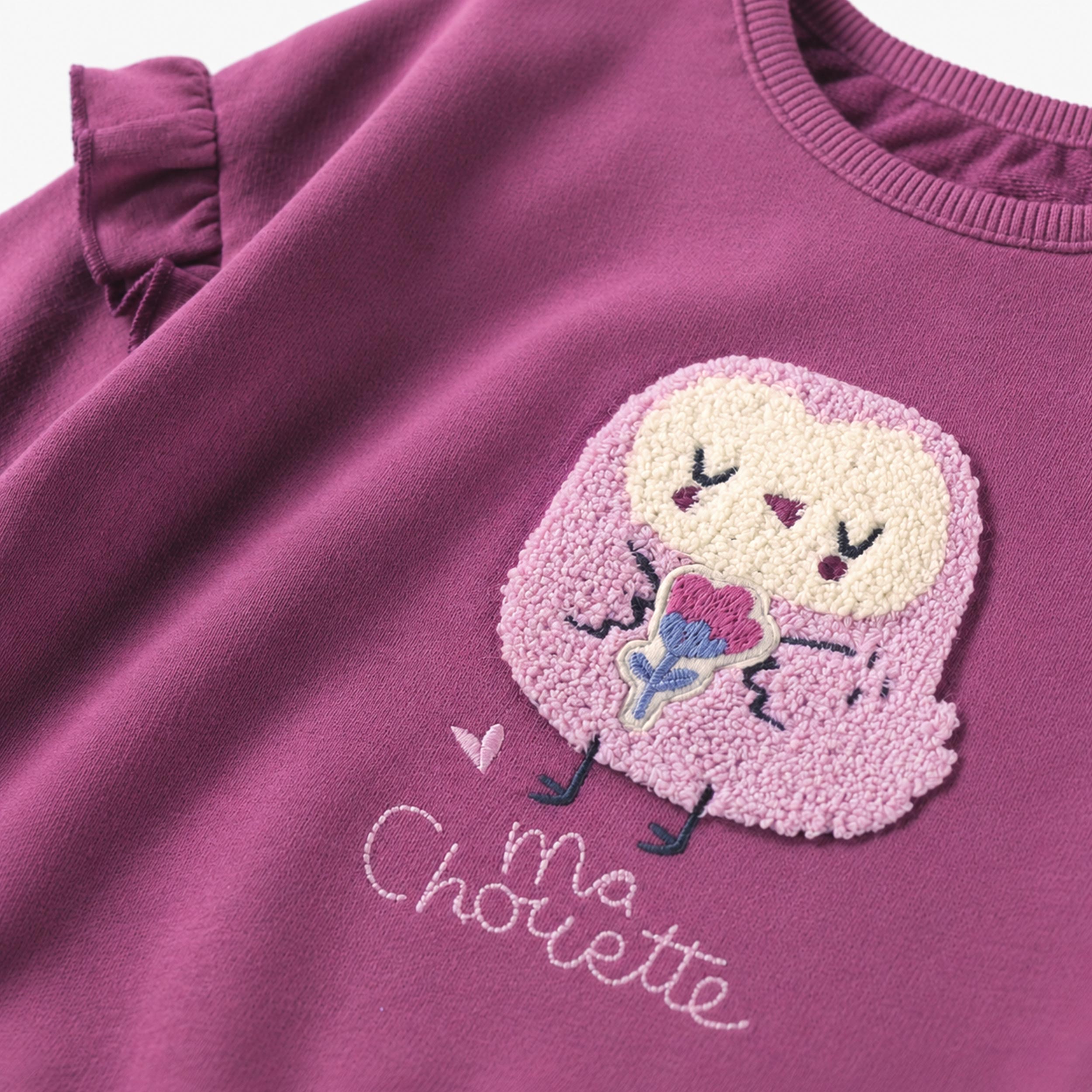 Zoom détails du chandail mauve en coton français avec illustration, bébé