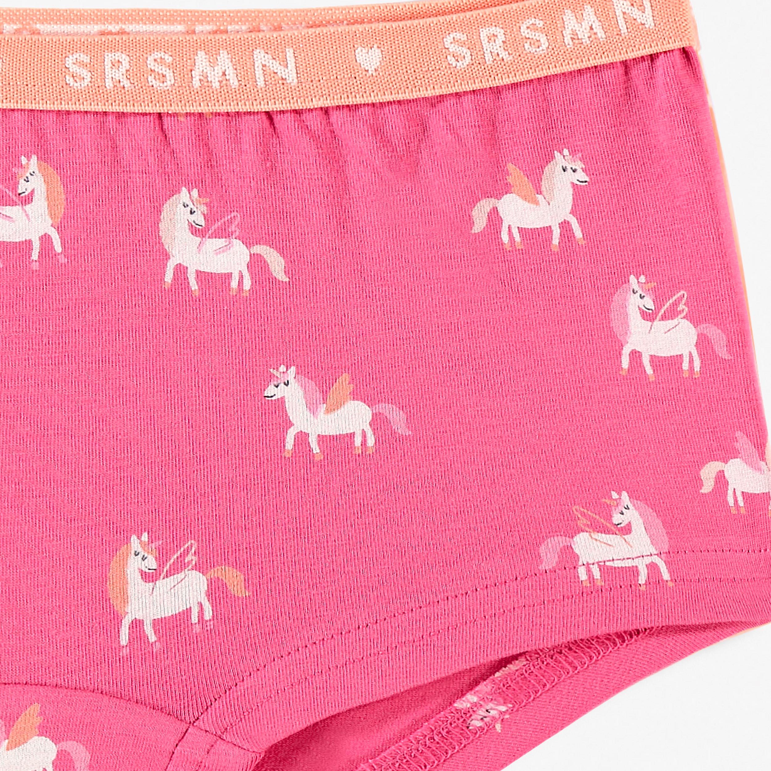 Zoom détails de la culotte garçonne rose à imprimé de licornes, enfant