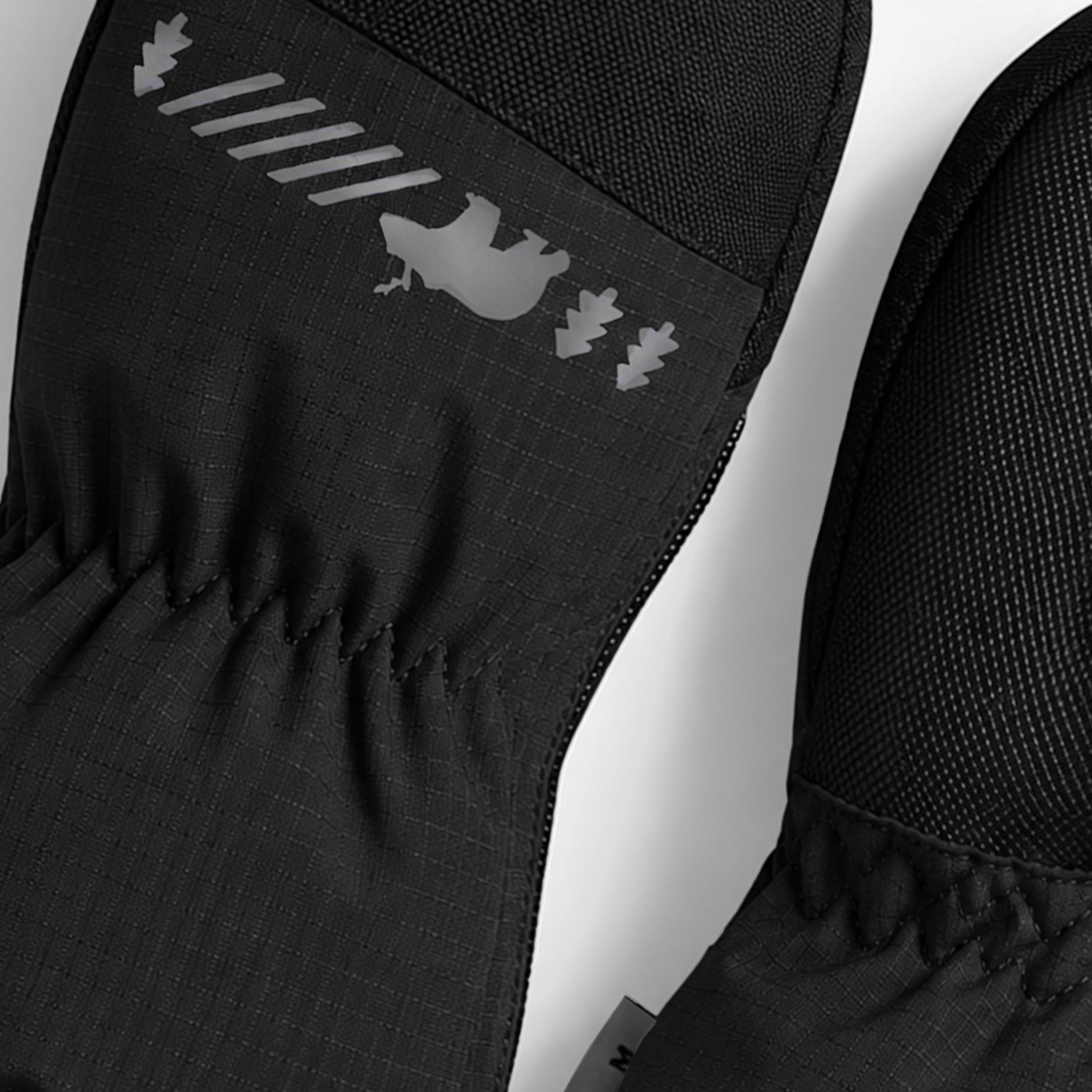 Zoom détails des mitaines de nylon noir, bébé
