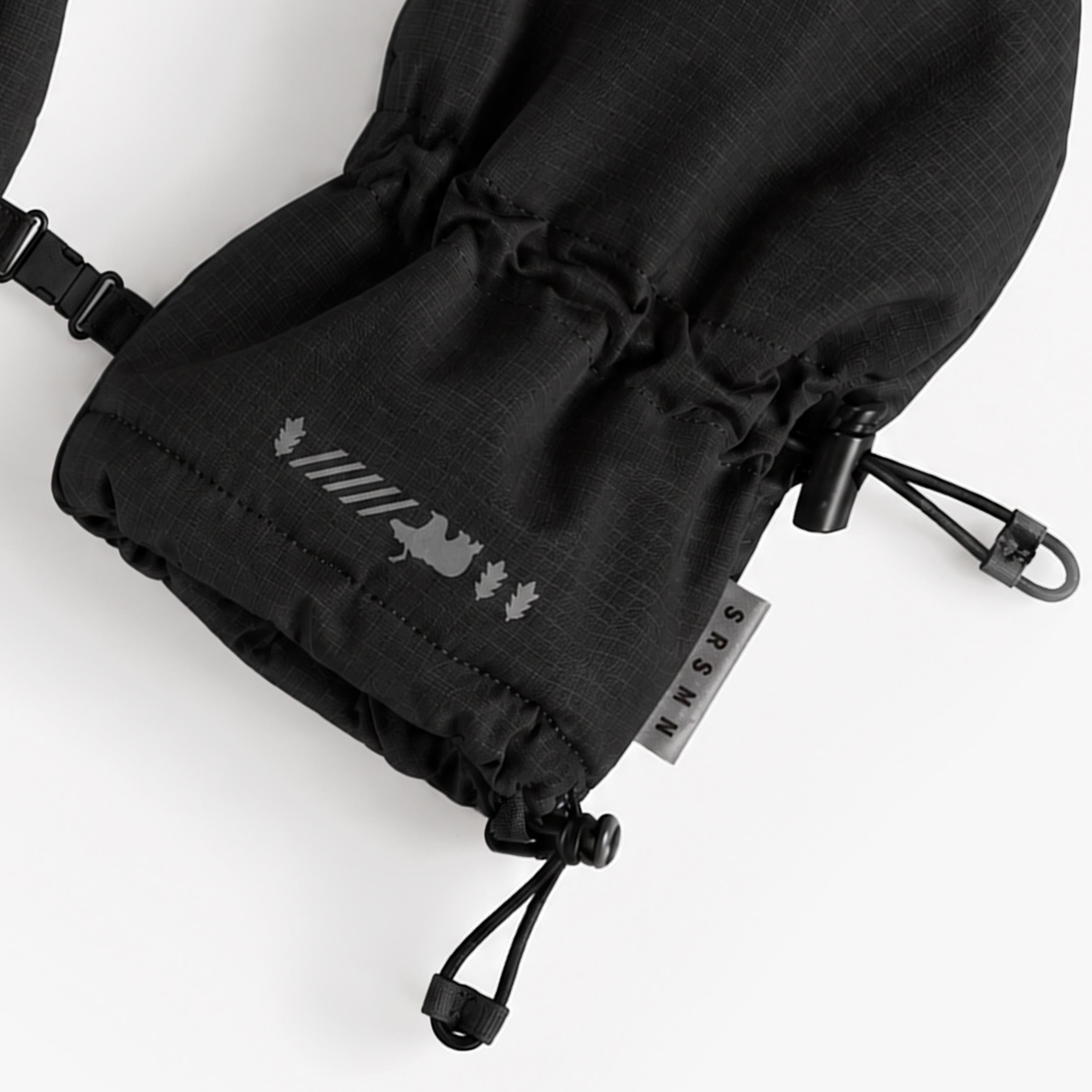 Zoom détails des mitaines de nylon noires, bébé