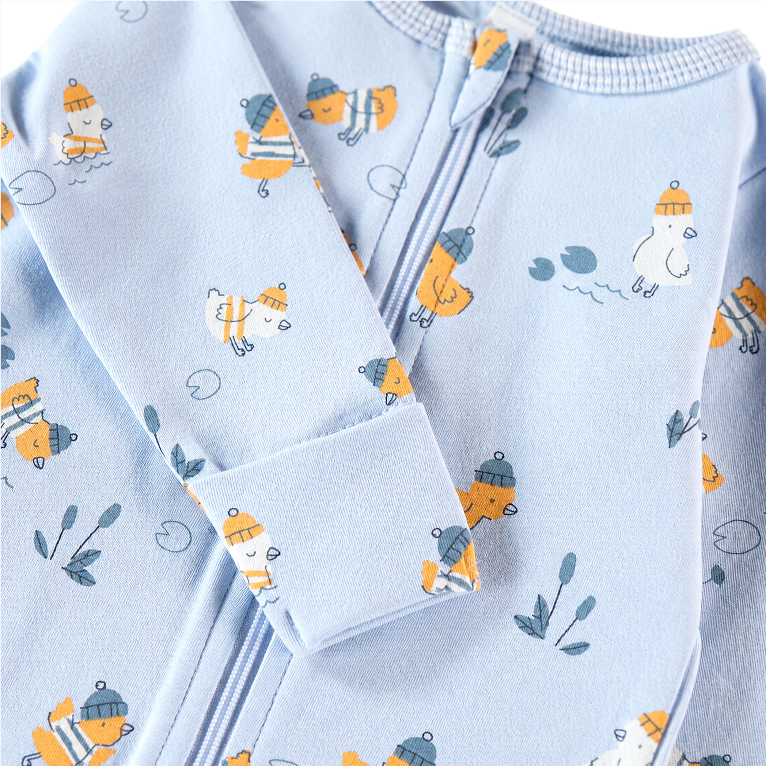 Zoom détails du pyjama une pièce bleu à imprimé de canard, naissance