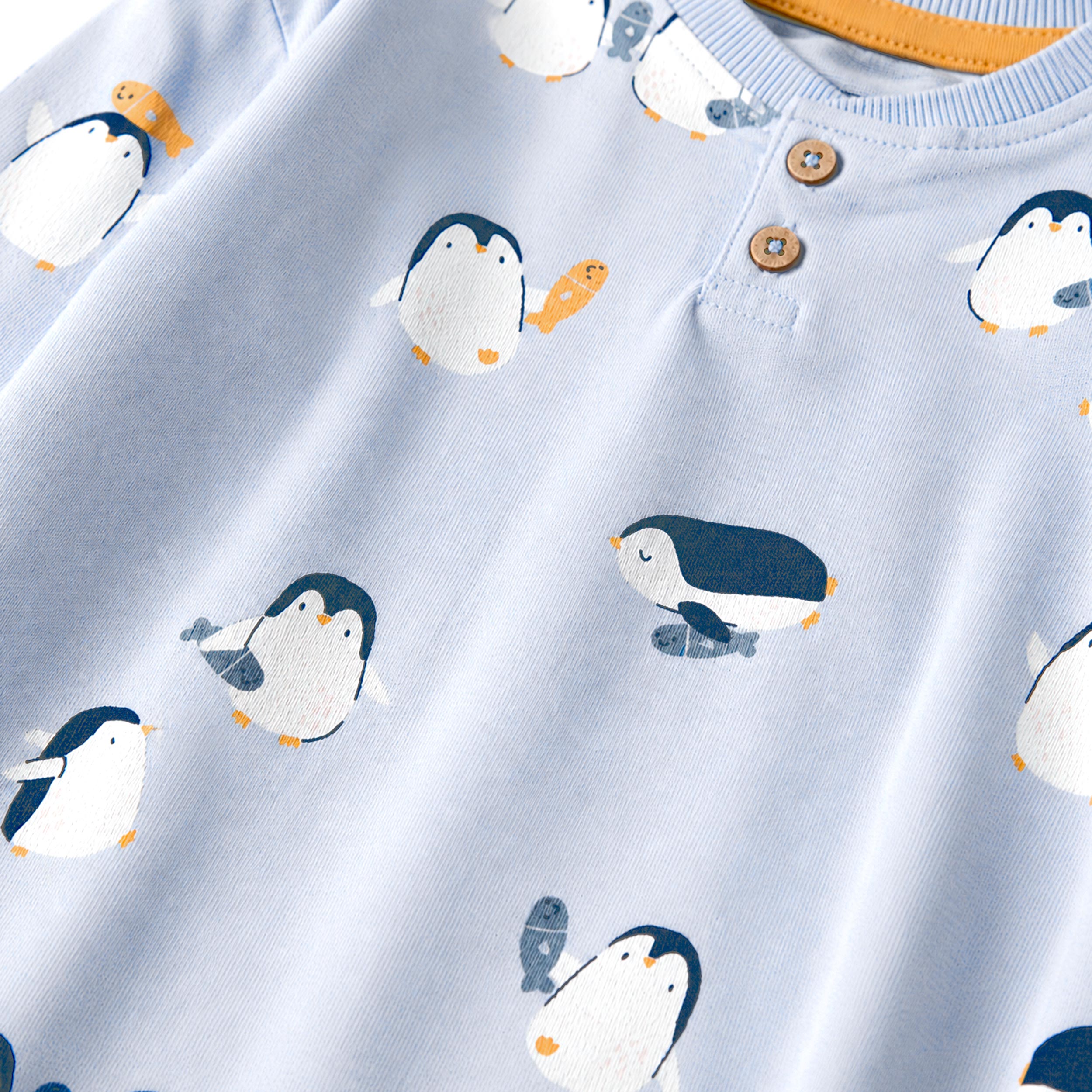 Zoom détails du T-shirt bleu pâle à imprimé de pingouins, bébé