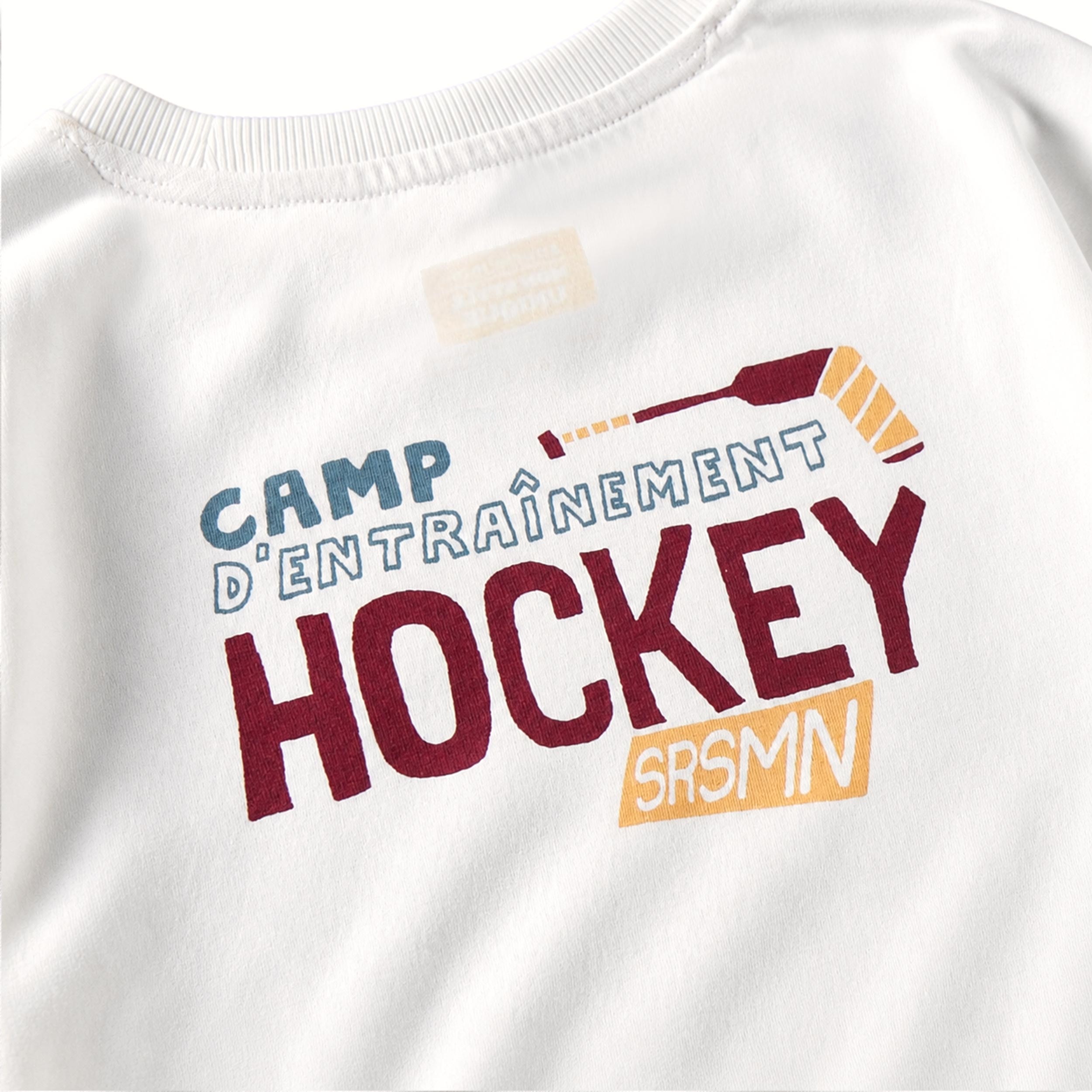 Zoom details du T-shirt crème avec illustration de hockey, enfant