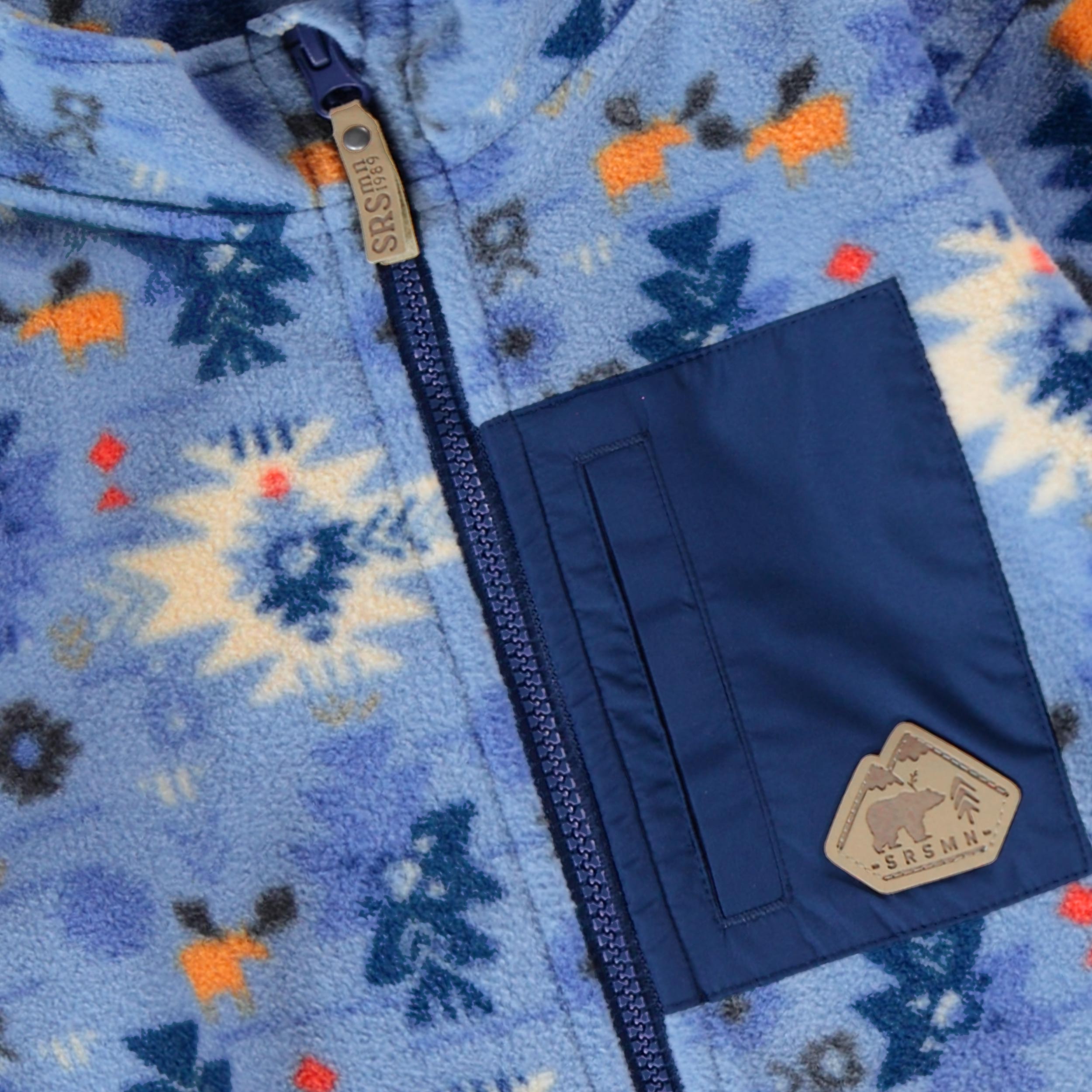 Zoom détails poche de la veste bleue en polar à motifs, enfant