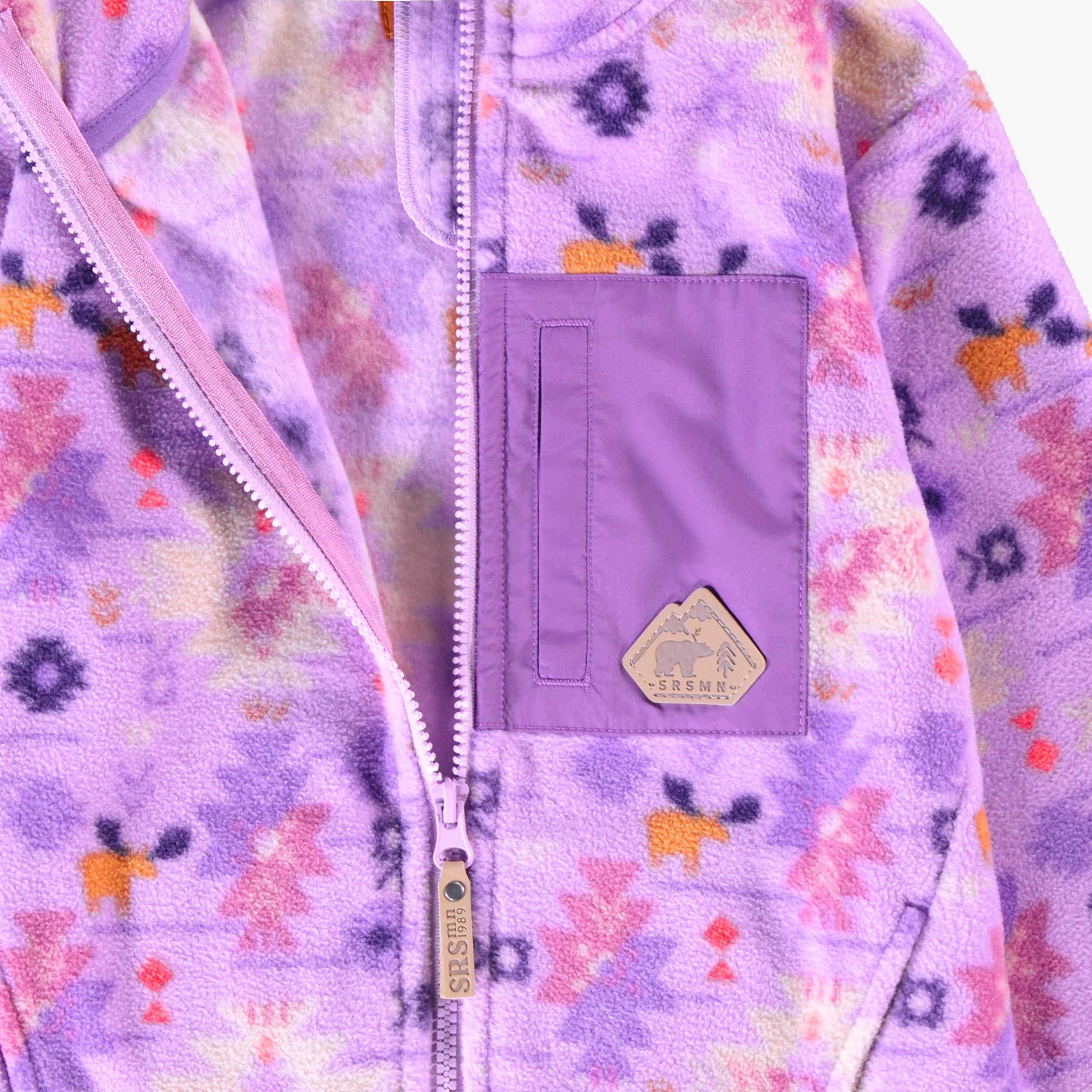 Zoom détails de la poche de la veste mauve en polar à motifs, enfant