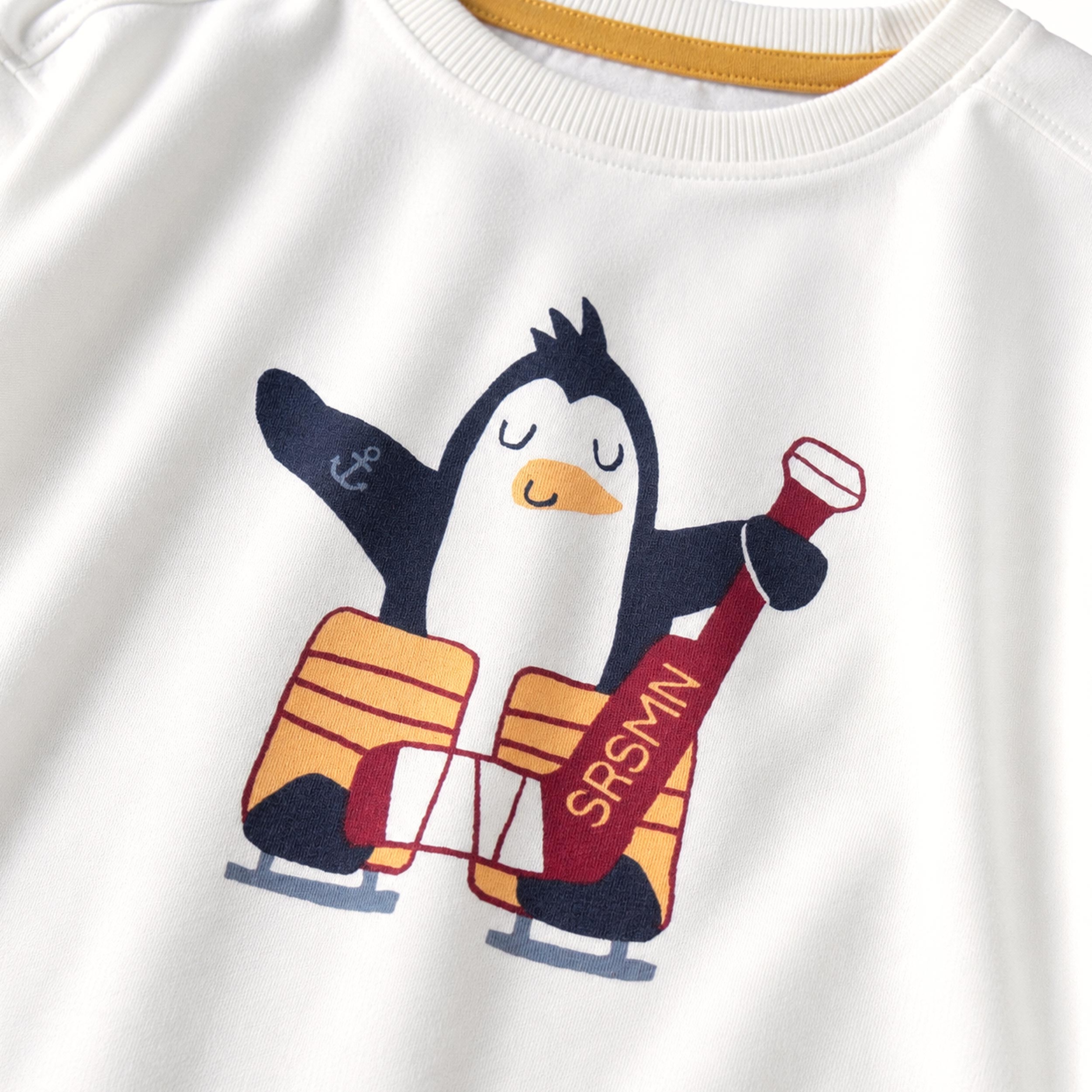 Zoom illustration du T-shirt crème avec illustration de hockey, enfant