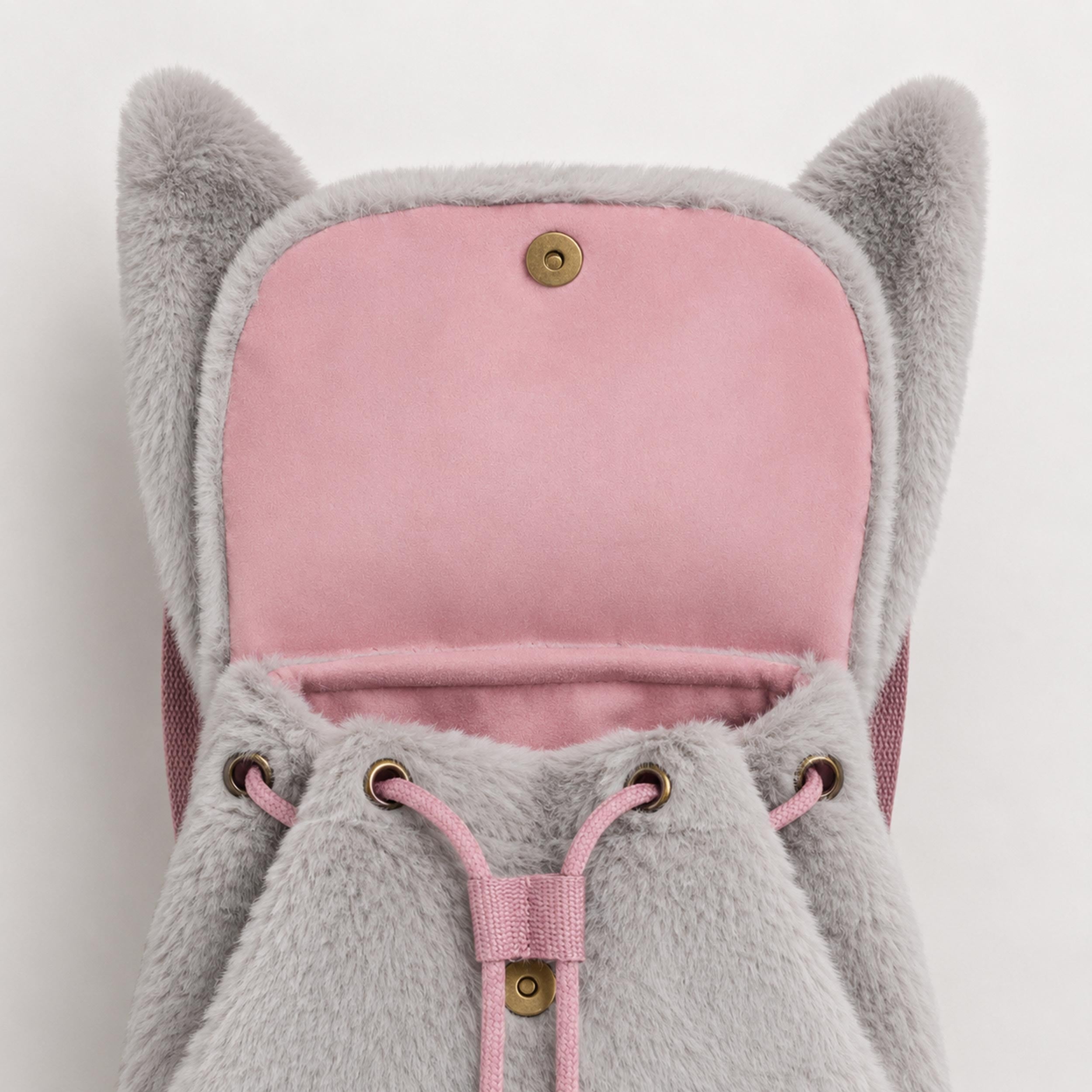 Zoom ouverture du sac à dos gris en fausse fourrure, enfant