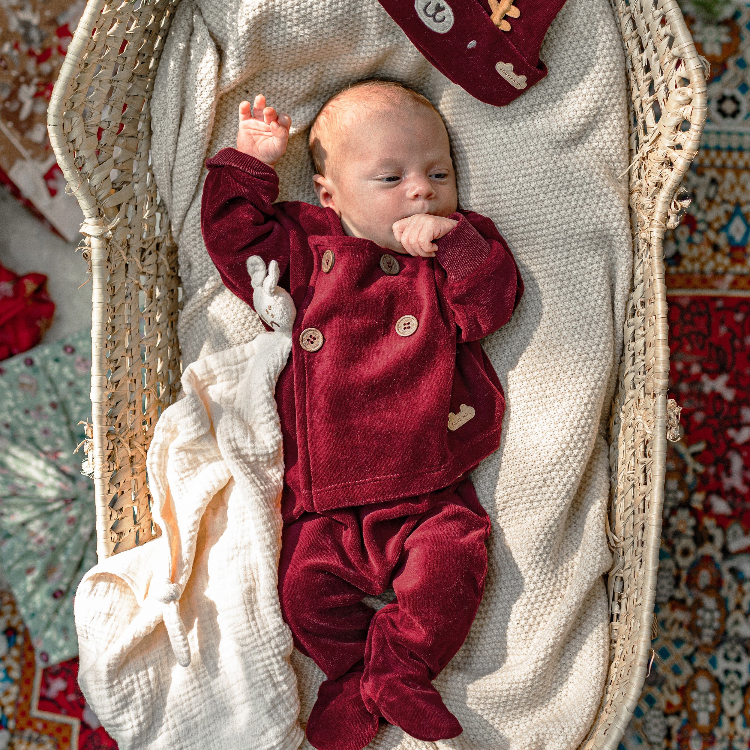 Photo d'un bébé portant le pyjama deux-pièces rouge avec pieds en velours, naissance