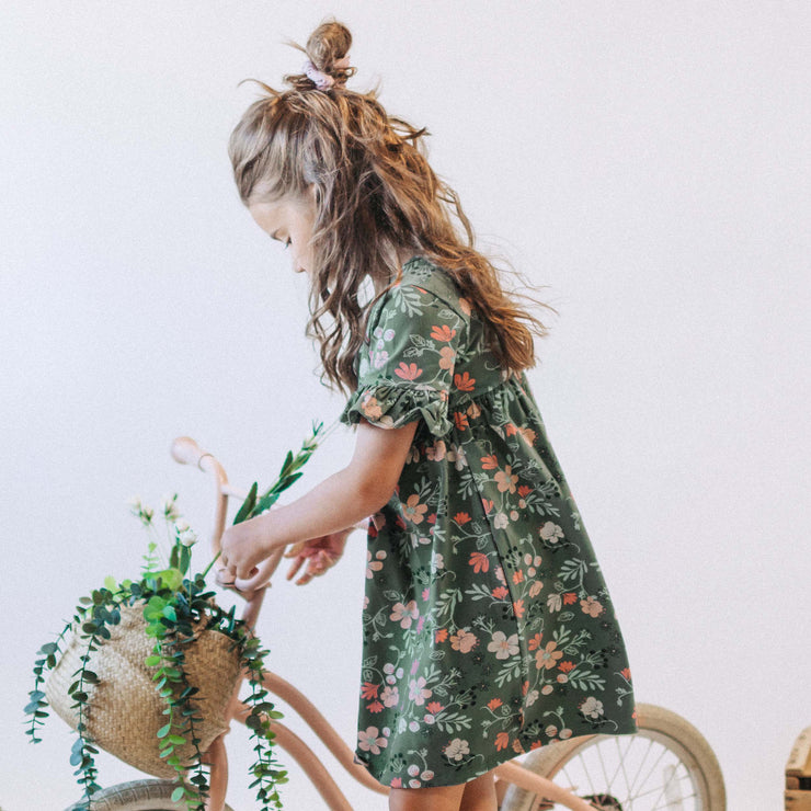 Robe régulière évasée manches courtes verte fleurie, enfant || Floral green short-sleeved regular flared dress, child