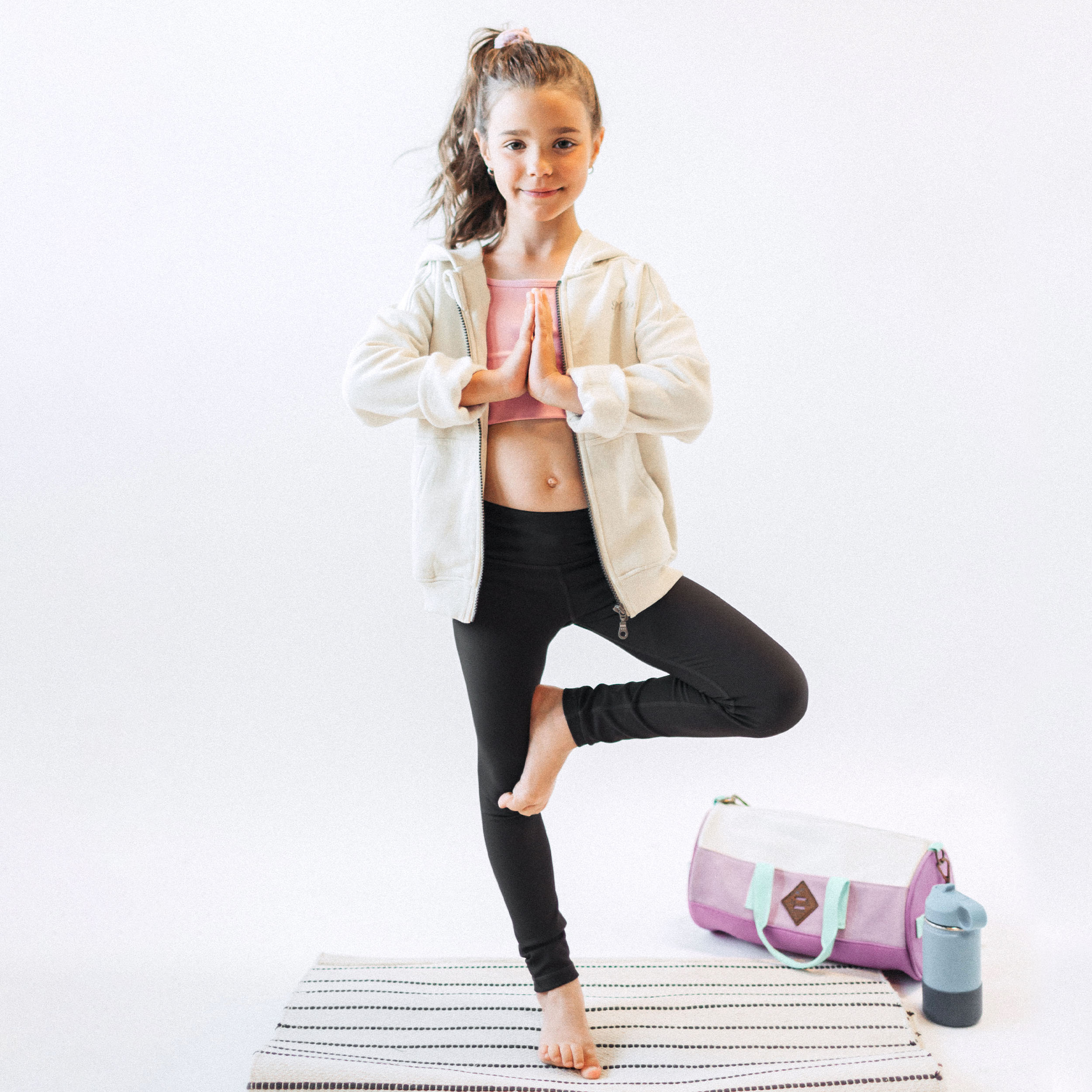 Photo d'un enfant portant la camisole de sport rose avec bretelles croisées en lycra extensible, enfant