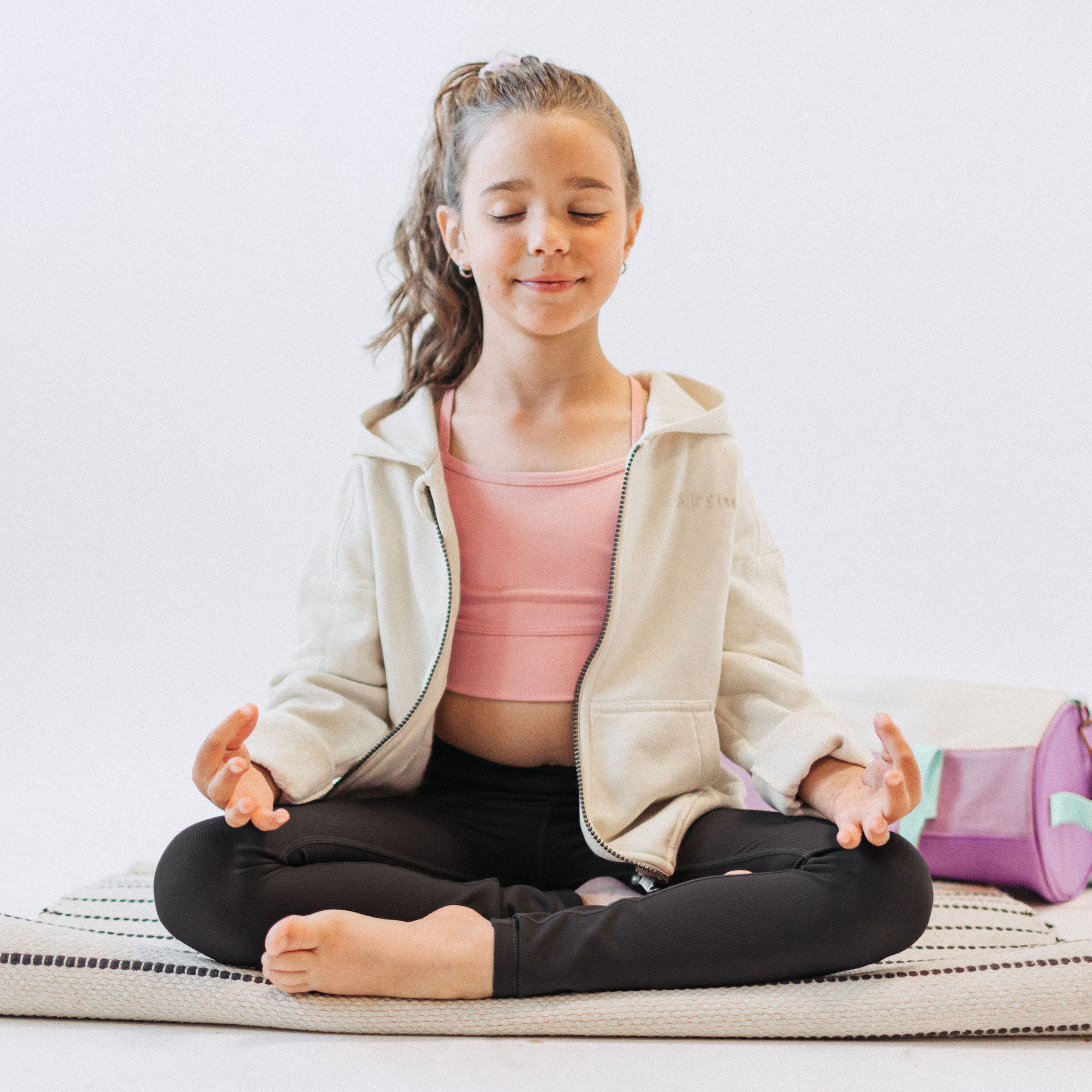 Photo d'un enfant portant la camisole de sport rose avec bretelles croisées en lycra extensible, enfant