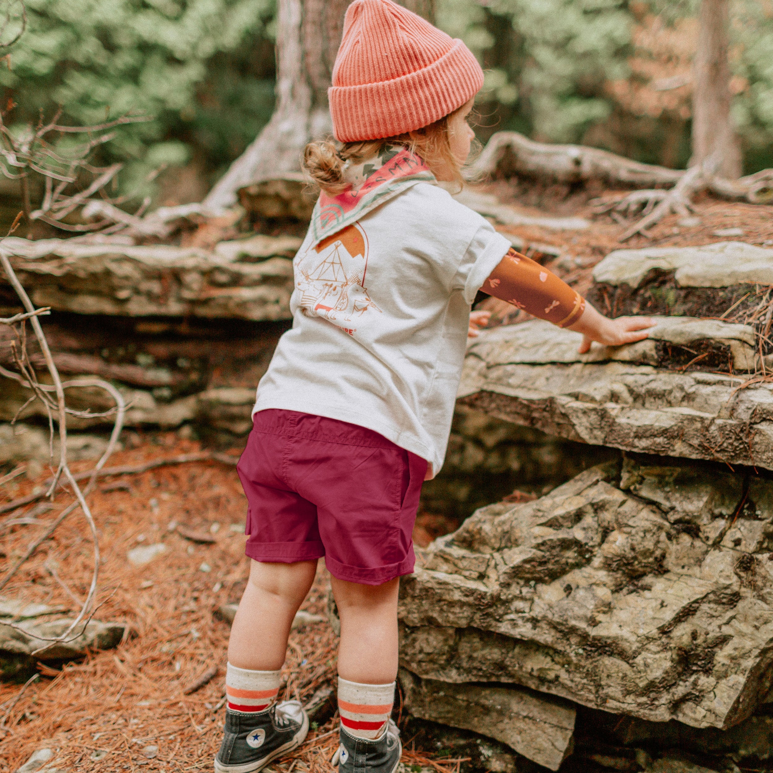 Photo d'un bébé de dos portant le t-shirt brun avec motifs à manches longues en jersey, bébé
