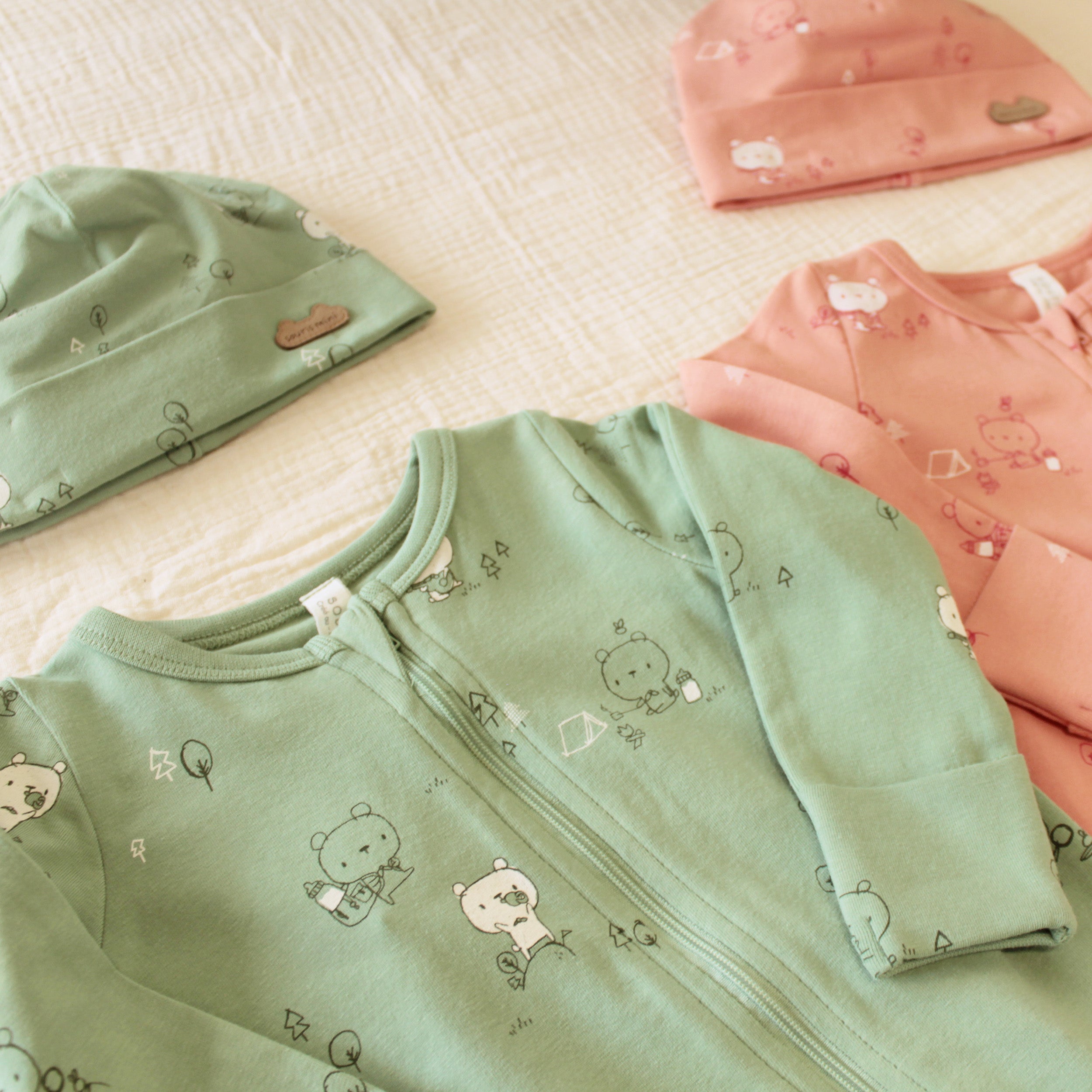 Look du bonnet rose à motifs en coton biologique, naissance