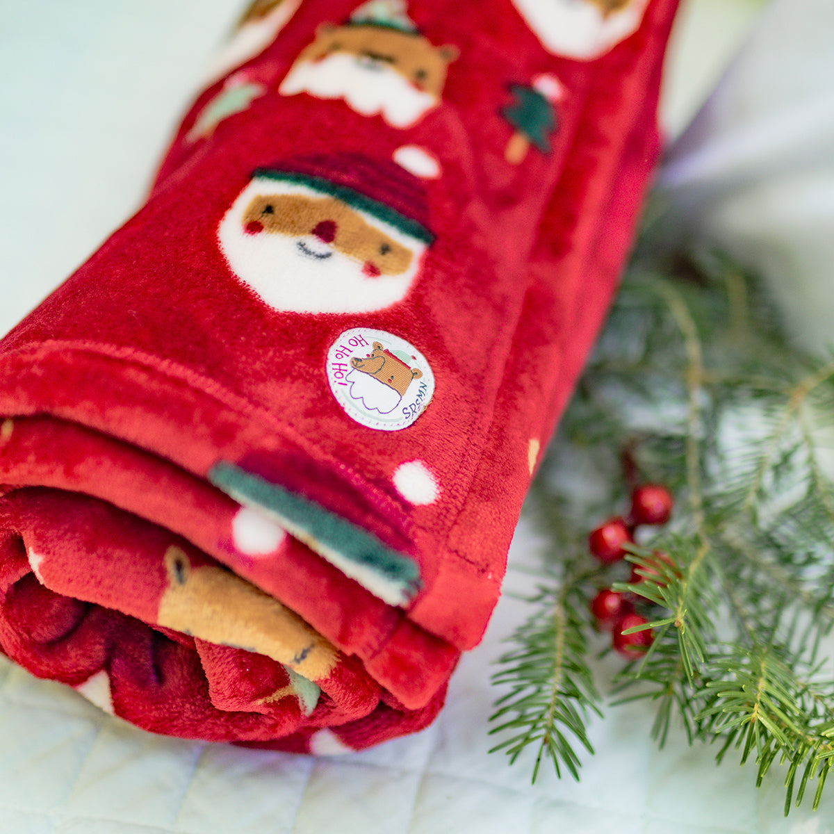 Couverture rouge Souris Mini à motifs de Père Noël et ours de Noël, douce et chaleureuse, parfaite pour les fêtes et les moments cocooning en famille.