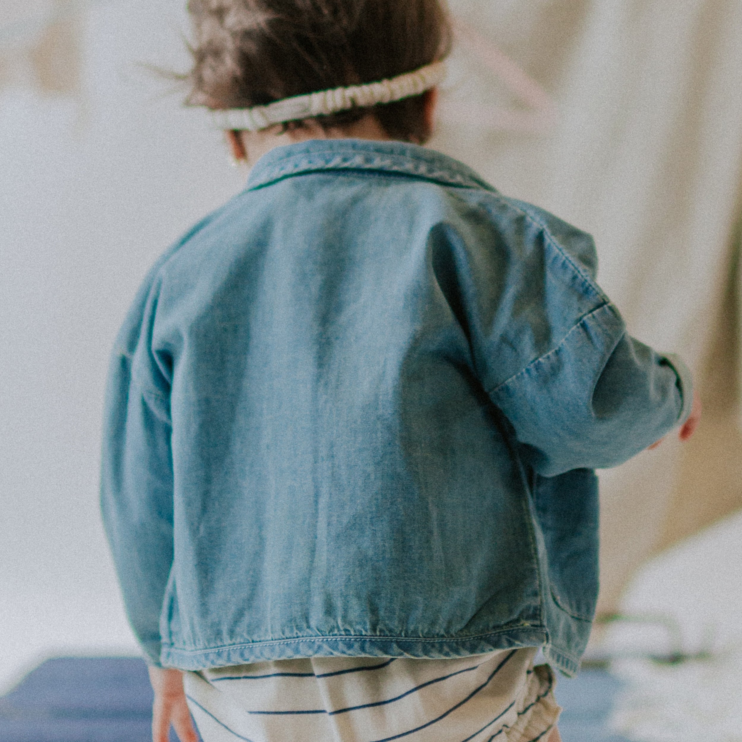 Dos de la veste à manches longues en denim, naissance