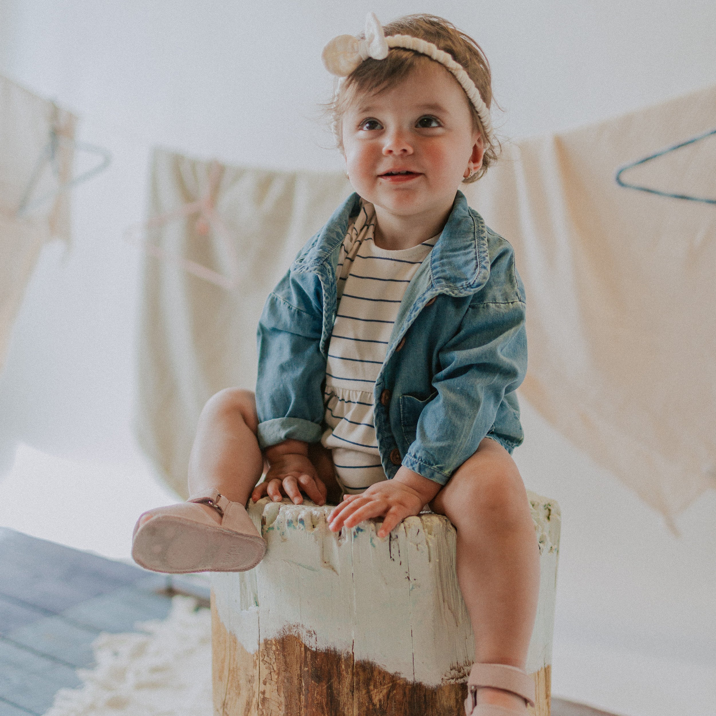 Photo d'un bébé portant la veste à manches longues en denim, naissance