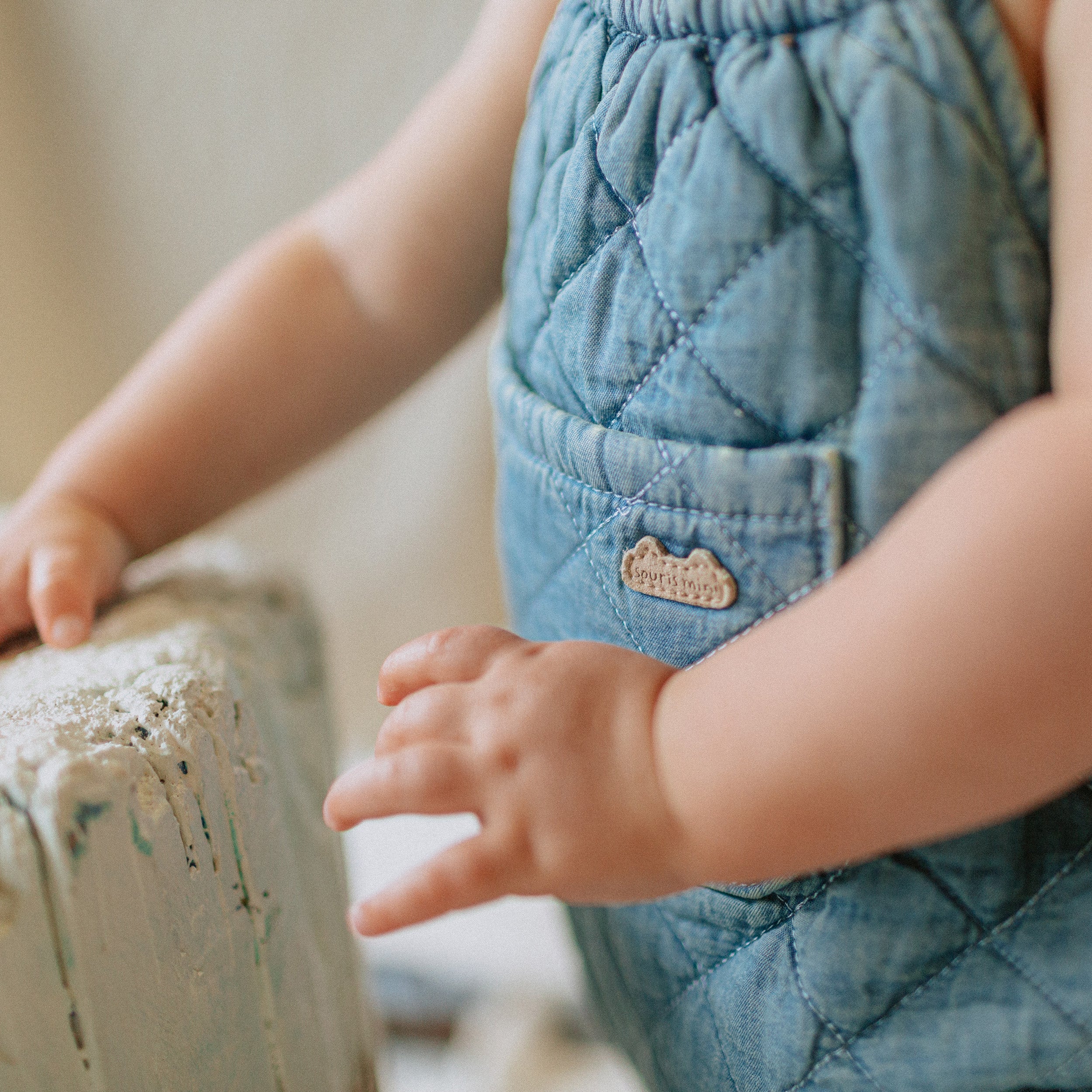 Zoom de l'une-pièce court coupe ample en denim matelassé, naissance