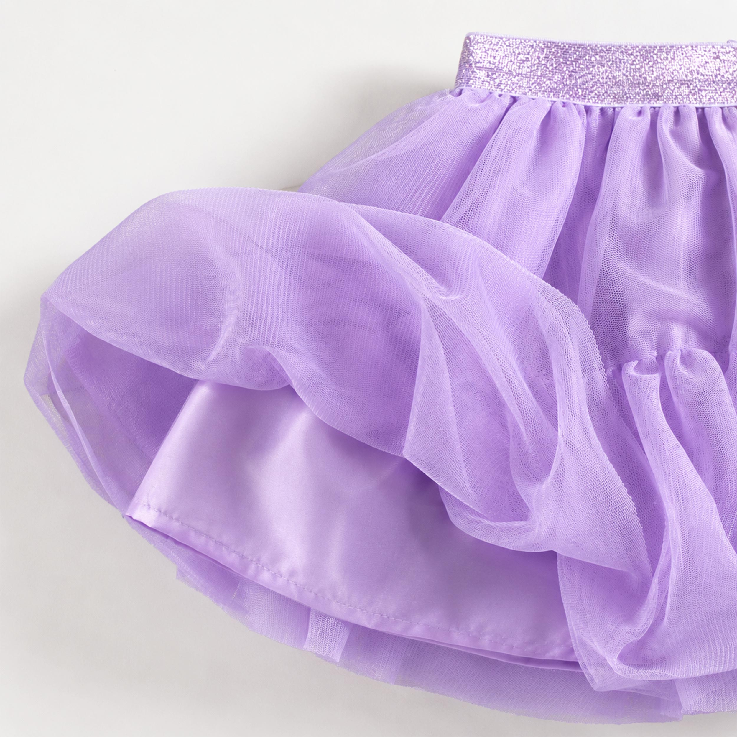 Zoom sur tulle léger, doublure douce et ceinture scintillante d’une jupe enfant fille violette