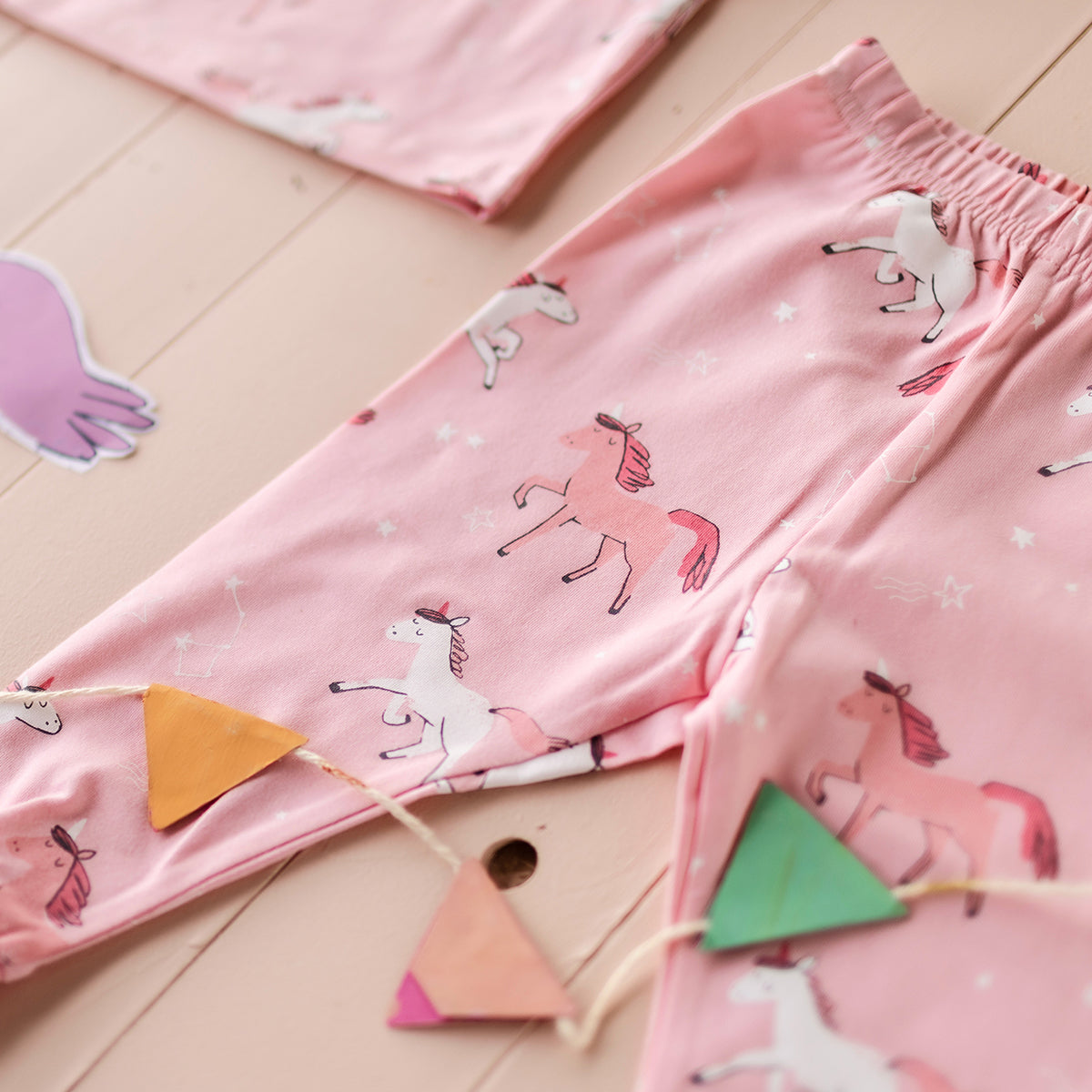 Détail du pantalon de pyjama rose à motifs de licornes pour fille Souris Mini, en coton doux.