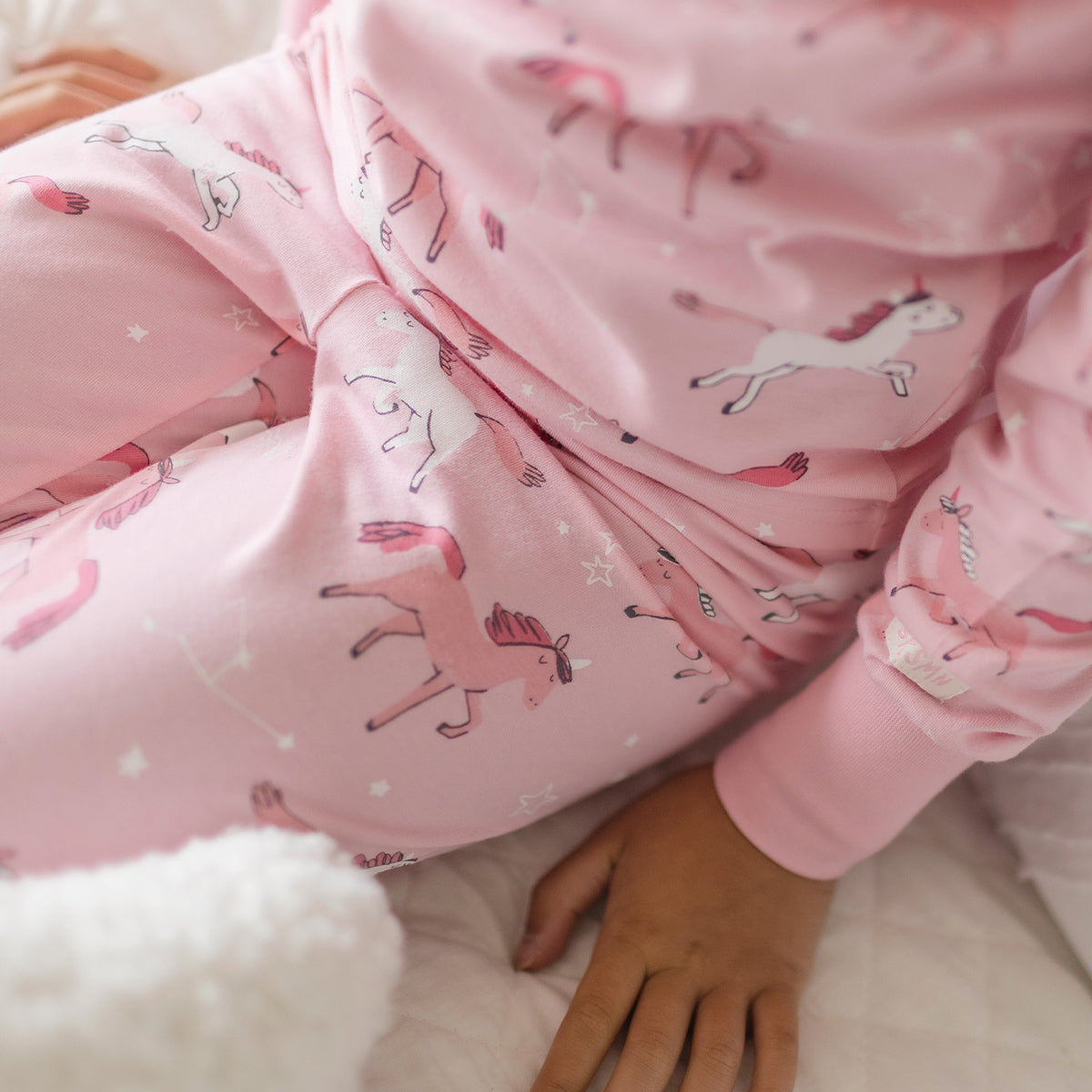 Détail du pyjama rose à motifs de licornes Souris Mini, en coton doux pour fille.