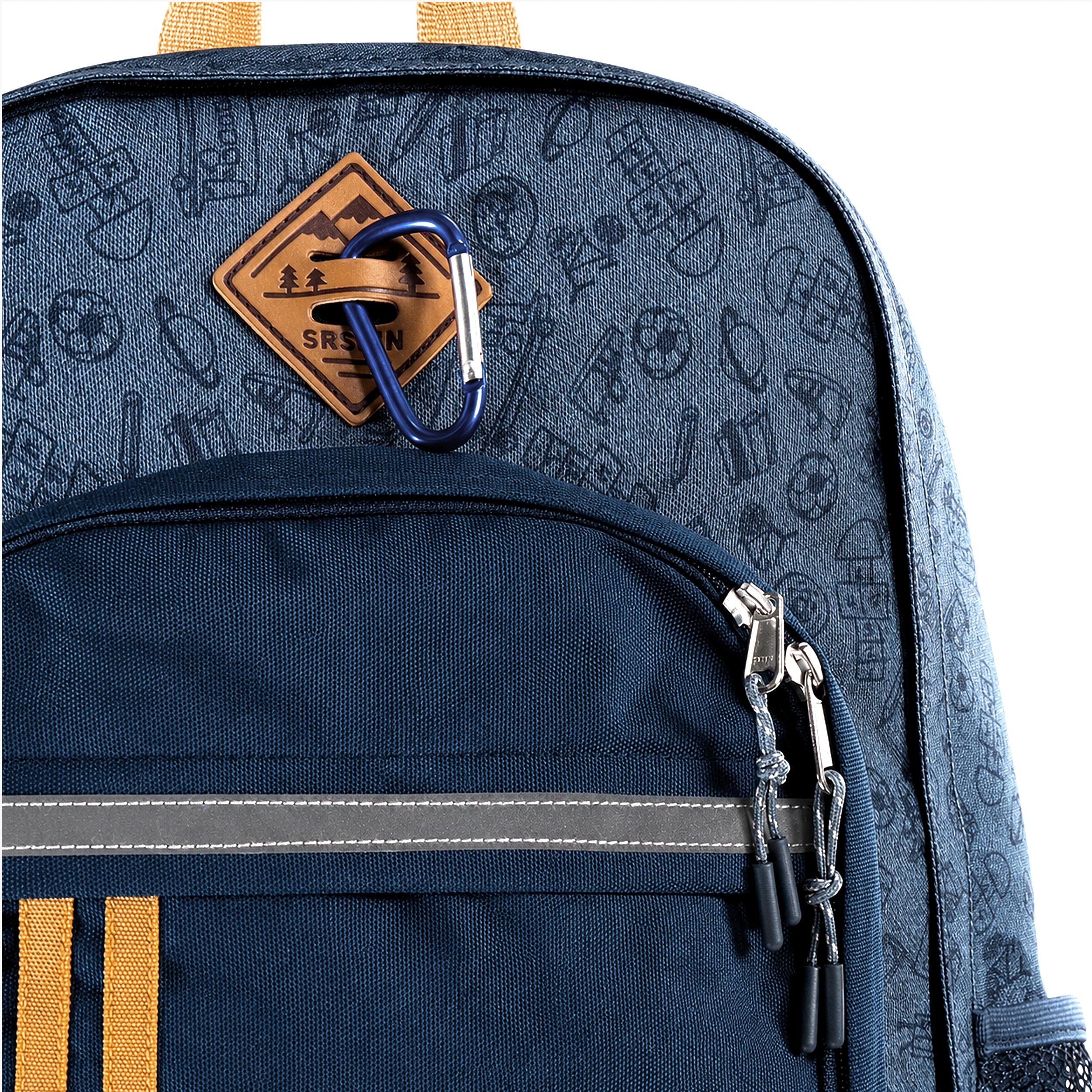 Gros plan sur un sac à dos enfant bleu montrant le mousqueton, les fermetures éclair et les détails de finition.