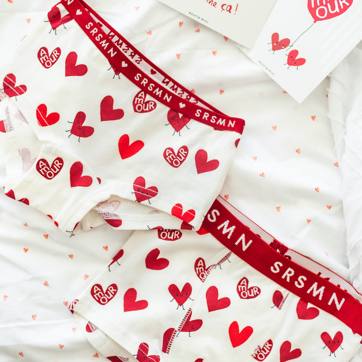 Détail des sous-vêtements enfants Souris Mini à motifs de cœurs rouges, avec ceinture élastique rouge SRS MN.