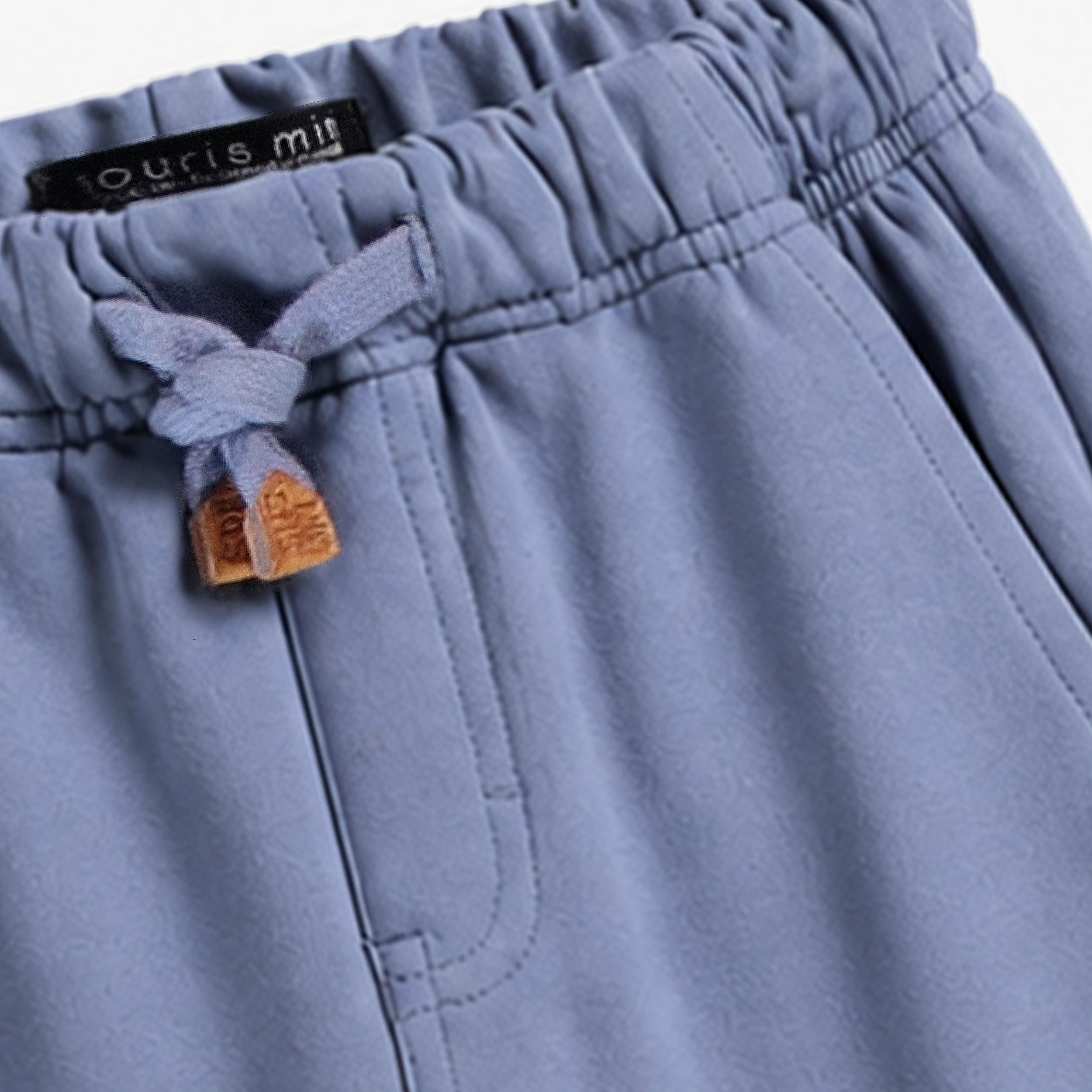 Détail ceinture élastique et finition du cordon sur pantalon enfant garçon style cargo bleu