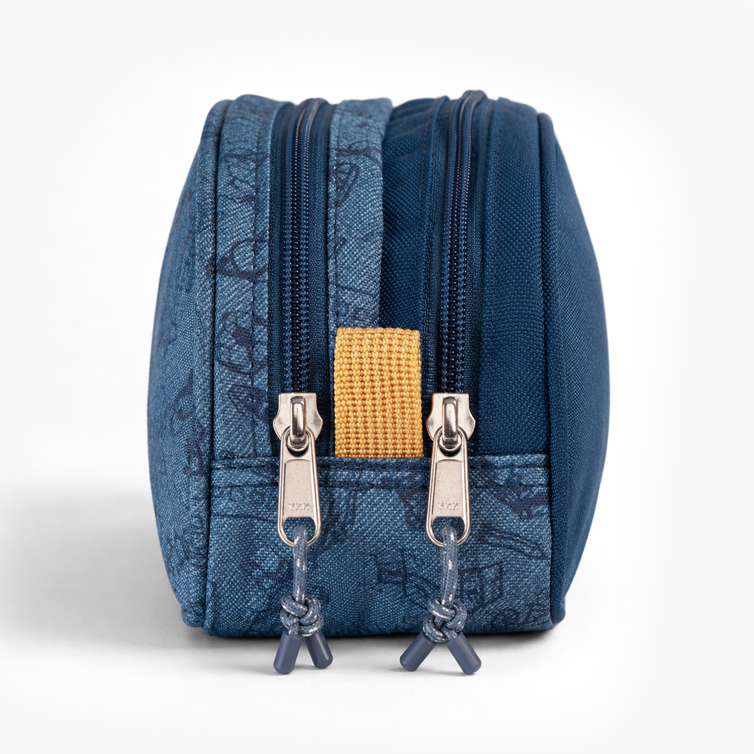 Vue latérale d’une trousse scolaire enfant bleue montrant les deux compartiments zippés et les fermetures renforcées.