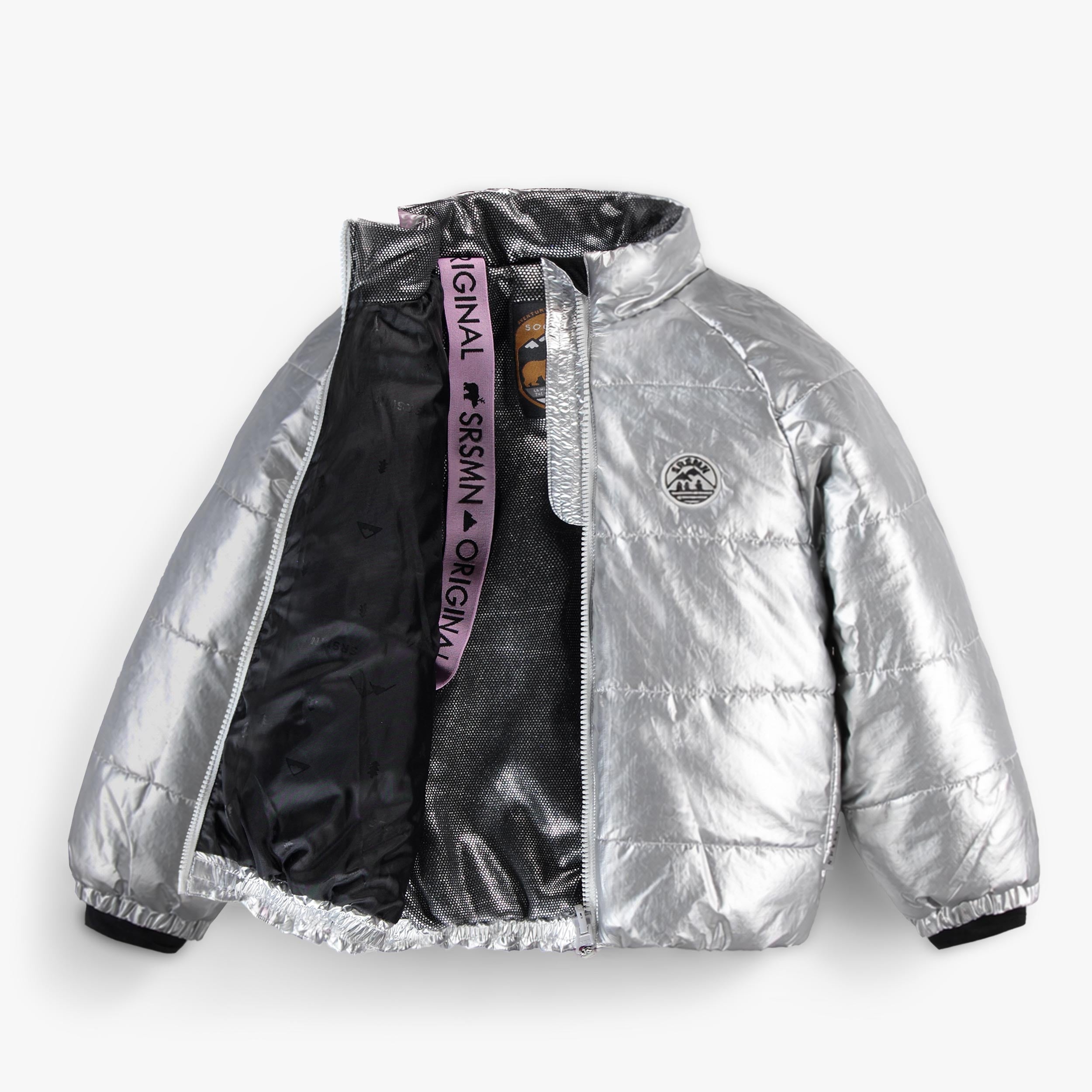 Doudoune argentée métallisée pour enfant avec isolation matelassée, doublure intérieure thermique et fermeture éclair pleine longueur, conçue pour offrir chaleur et confort en hiver.